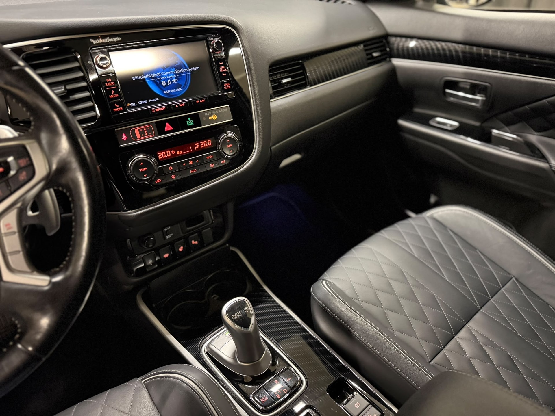MITSUBISHI Outlander 2.4 PHEV Diamond 4WD Automatic-image-7