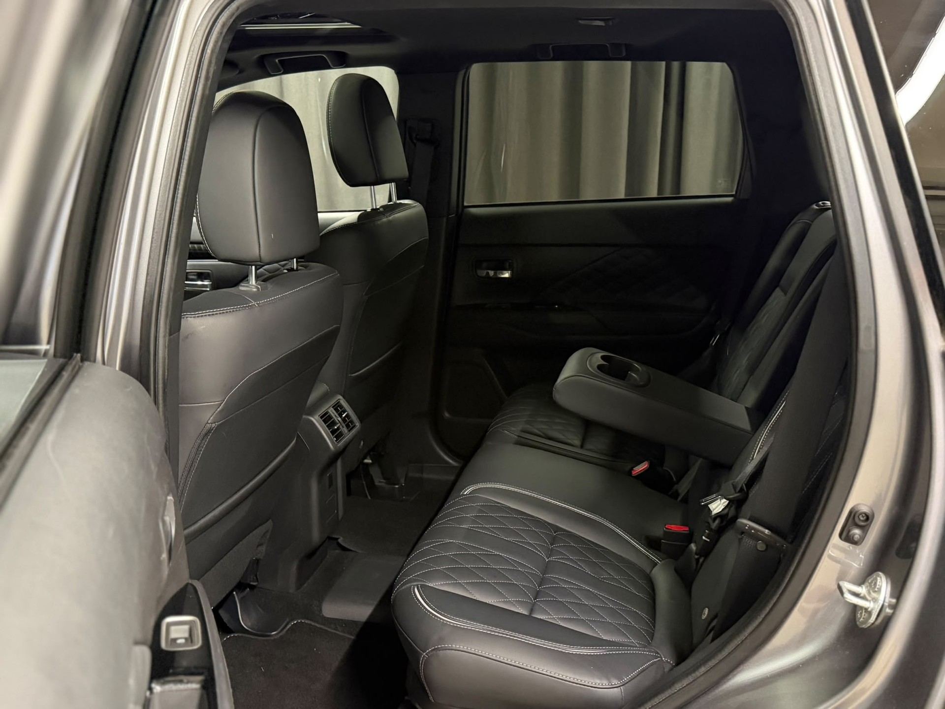 MITSUBISHI Outlander 2.4 PHEV Diamond 4WD Automatic-image-11
