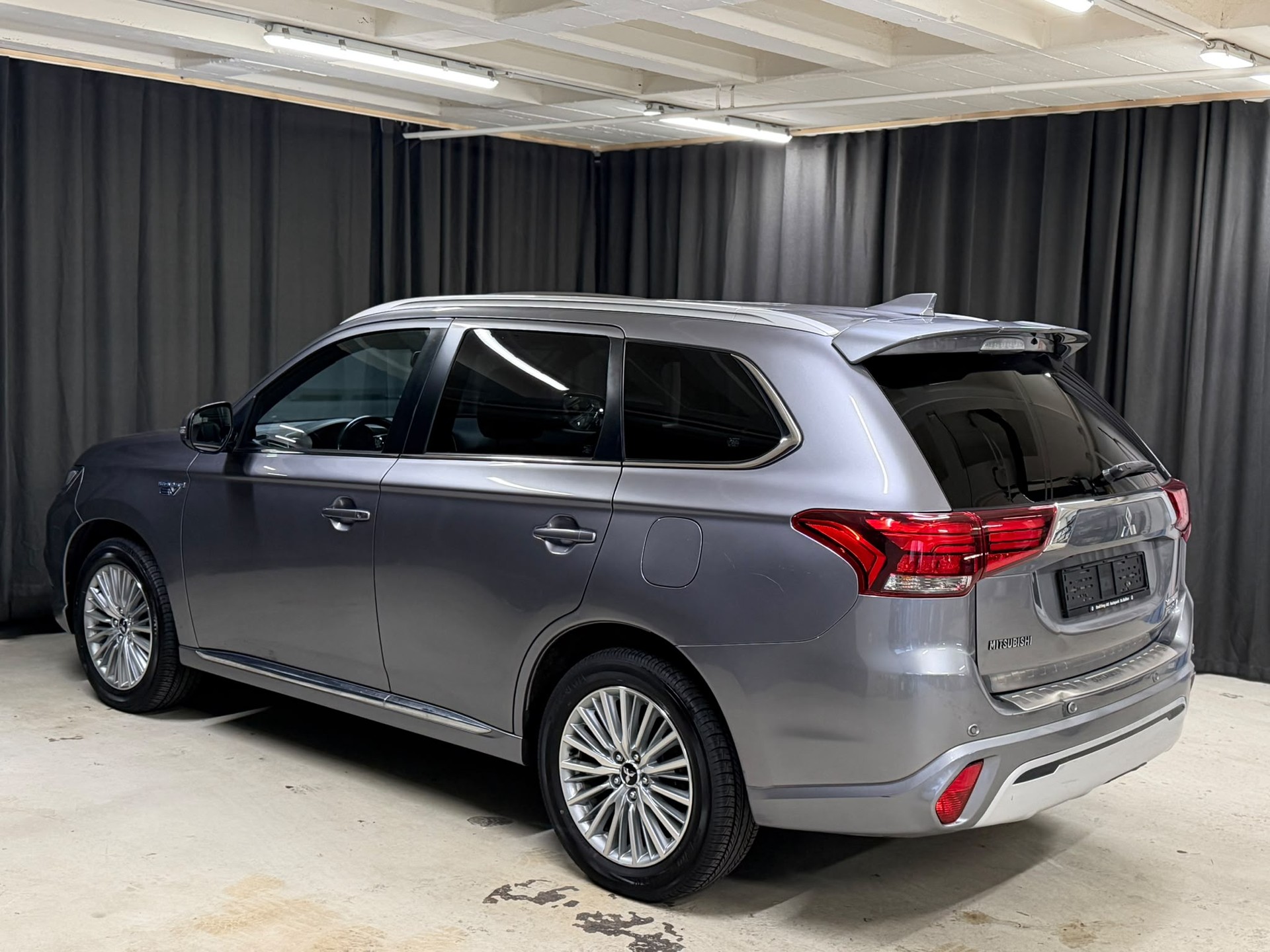 MITSUBISHI Outlander 2.4 PHEV Diamond 4WD Automatic-image-4