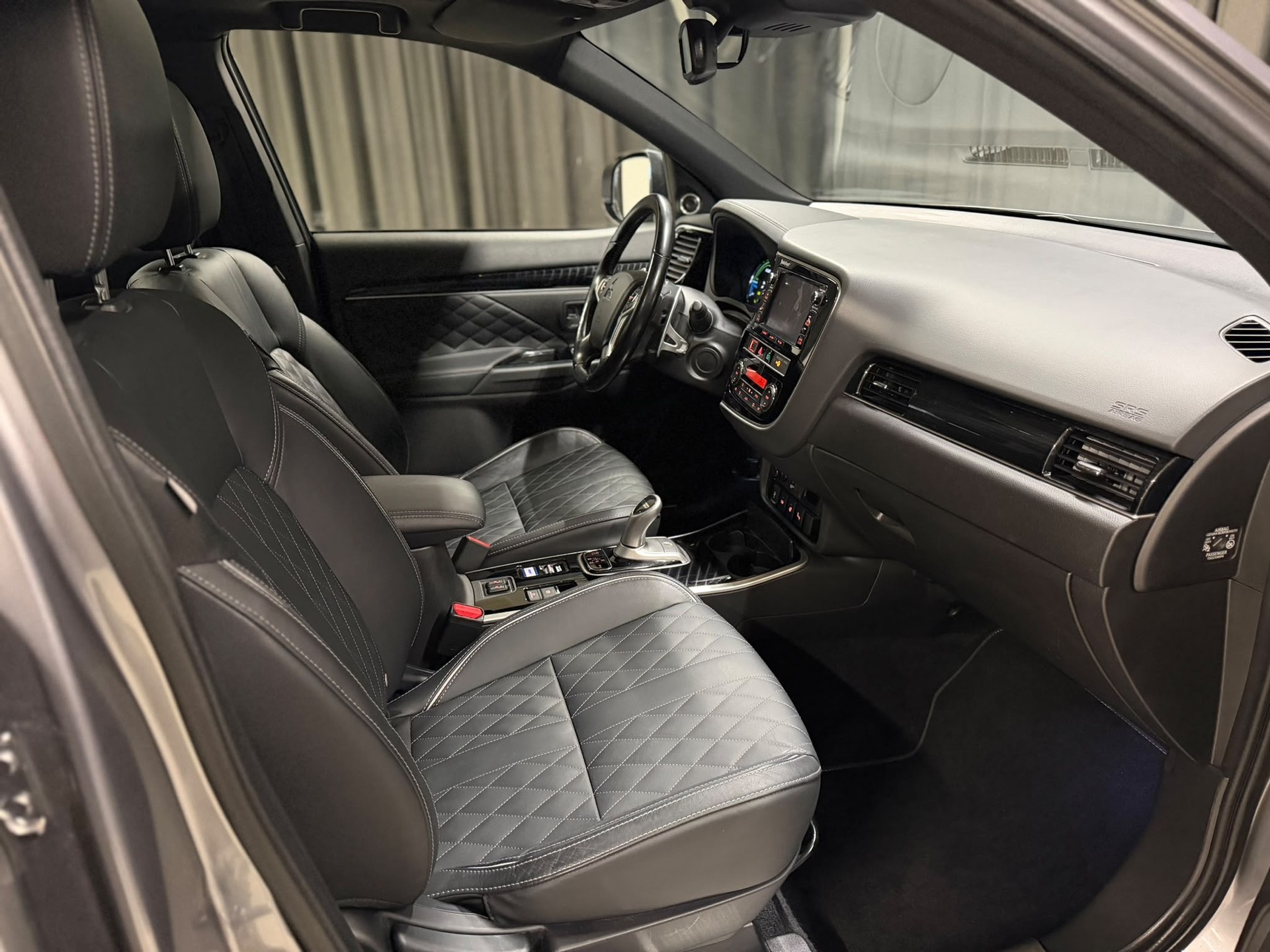 MITSUBISHI Outlander 2.4 PHEV Diamond 4WD Automatic-image-13