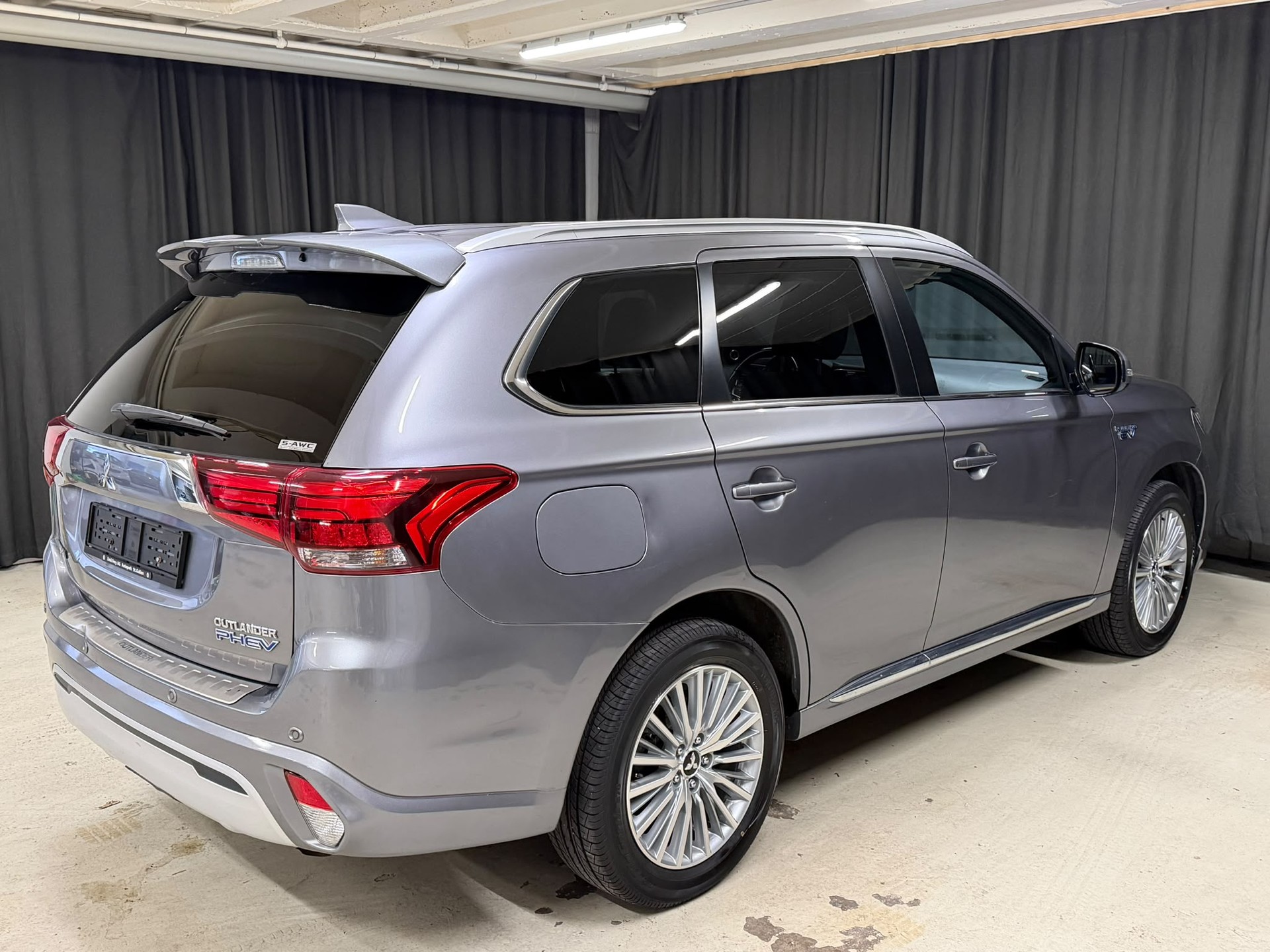 MITSUBISHI Outlander 2.4 PHEV Diamond 4WD Automatic-image-3