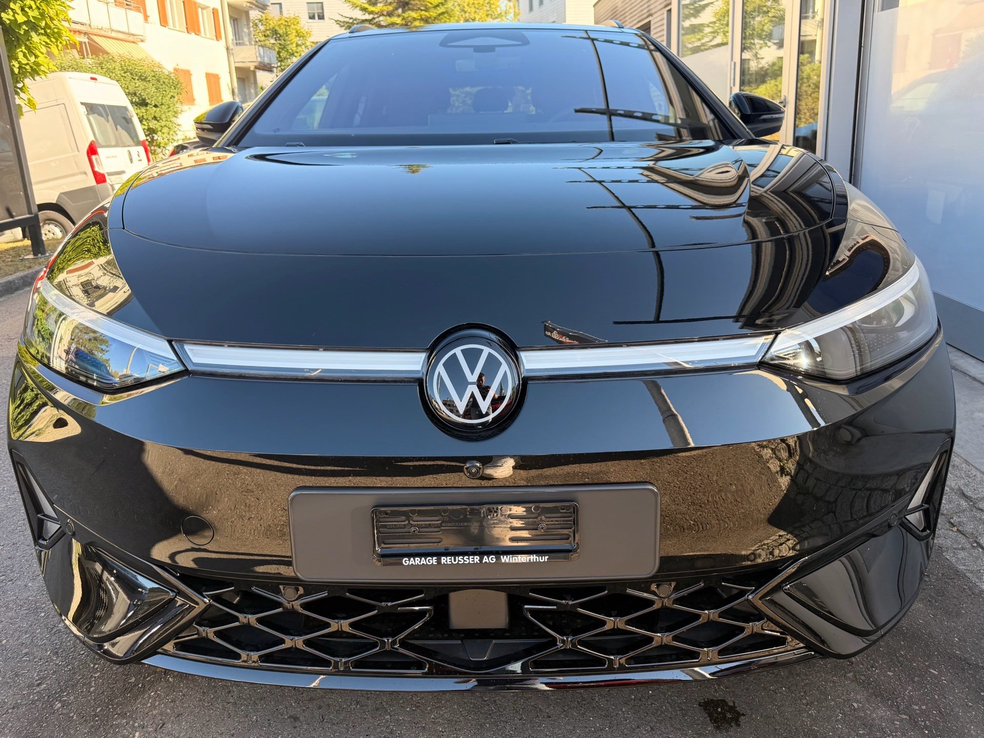 VW ID.7 TOURER GTX 340 PS 4MOTION *** VOLLAUSSTATTUG IN GRENADILSCHWARZ ***-image-1