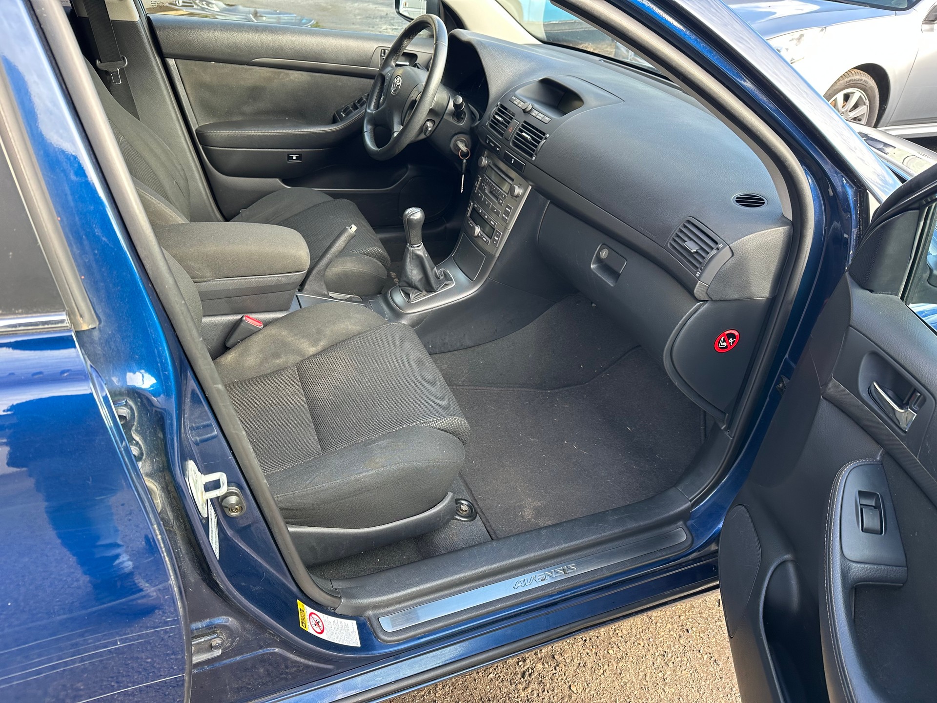 TOYOTA Avensis 2.0 D4 VVT-i Linea Sol Sportswagon-image-5