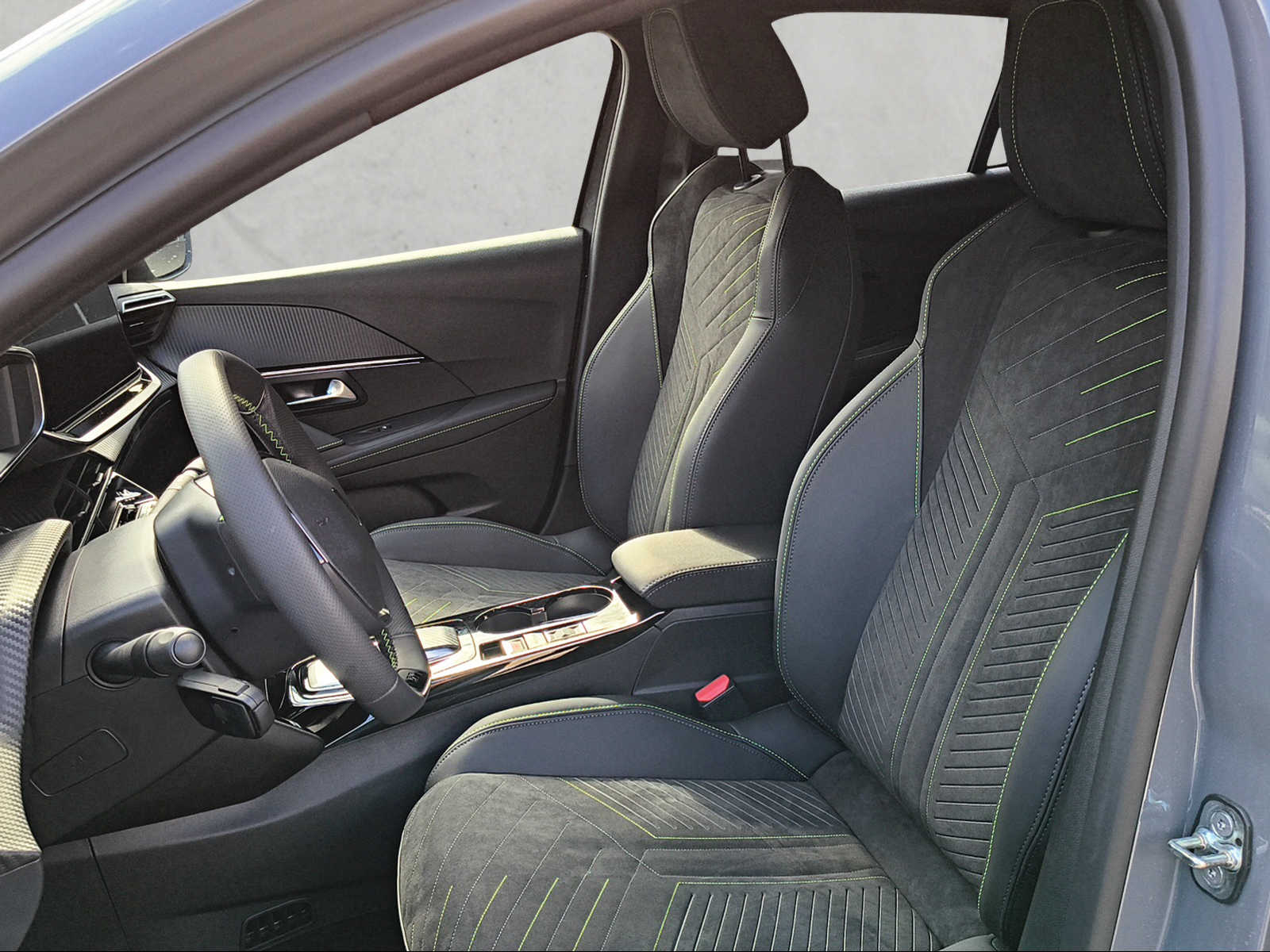 PEUGEOT 208 1.2 Hybrid 145 GT Exclusive-image-10