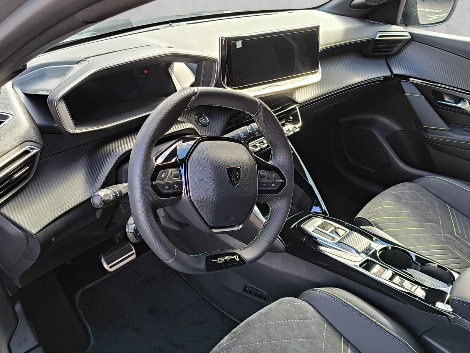 PEUGEOT 208 1.2 Hybrid 145 GT Exclusive-image-11