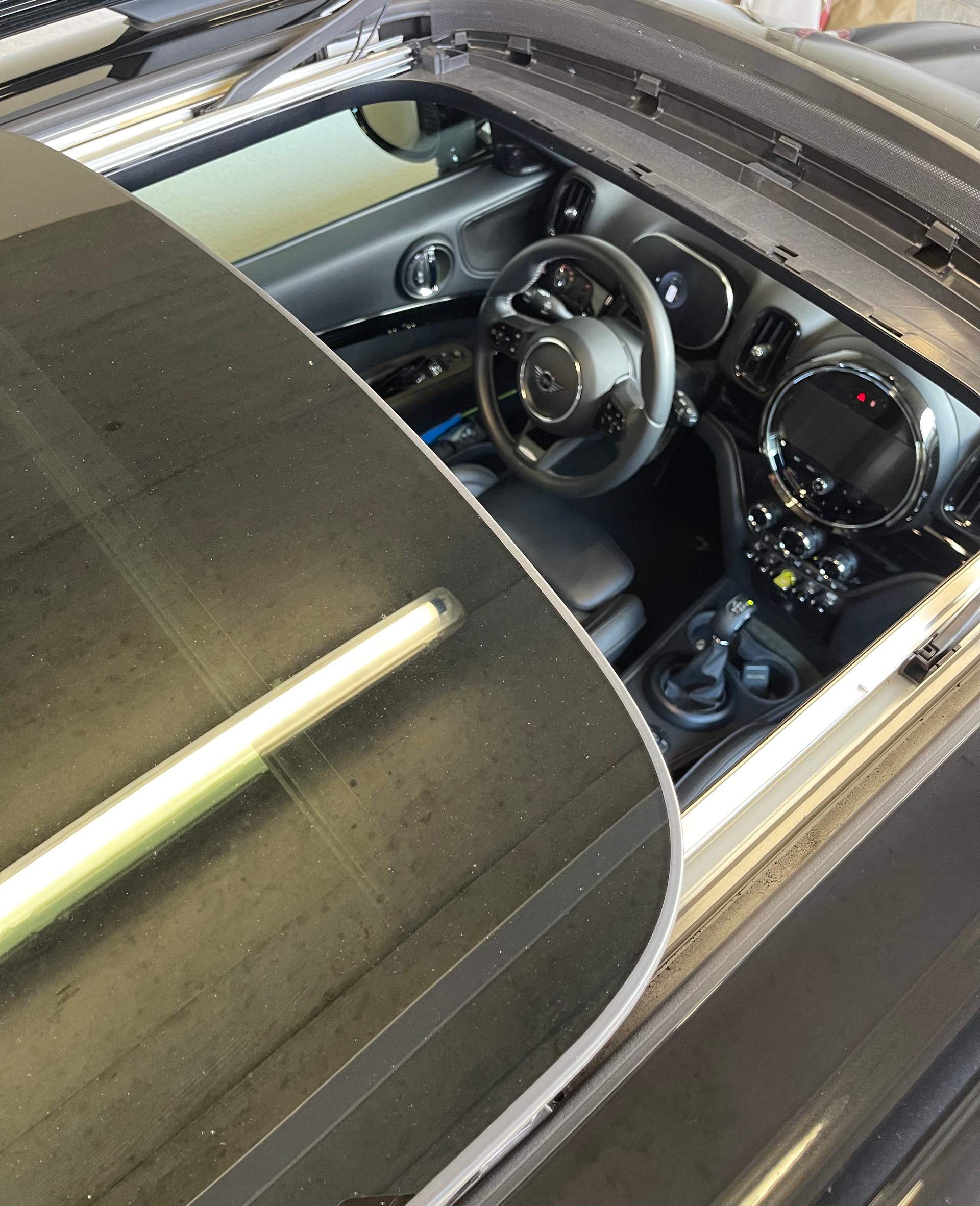 MINI 1.5i Cooper S E ALL4-image-3