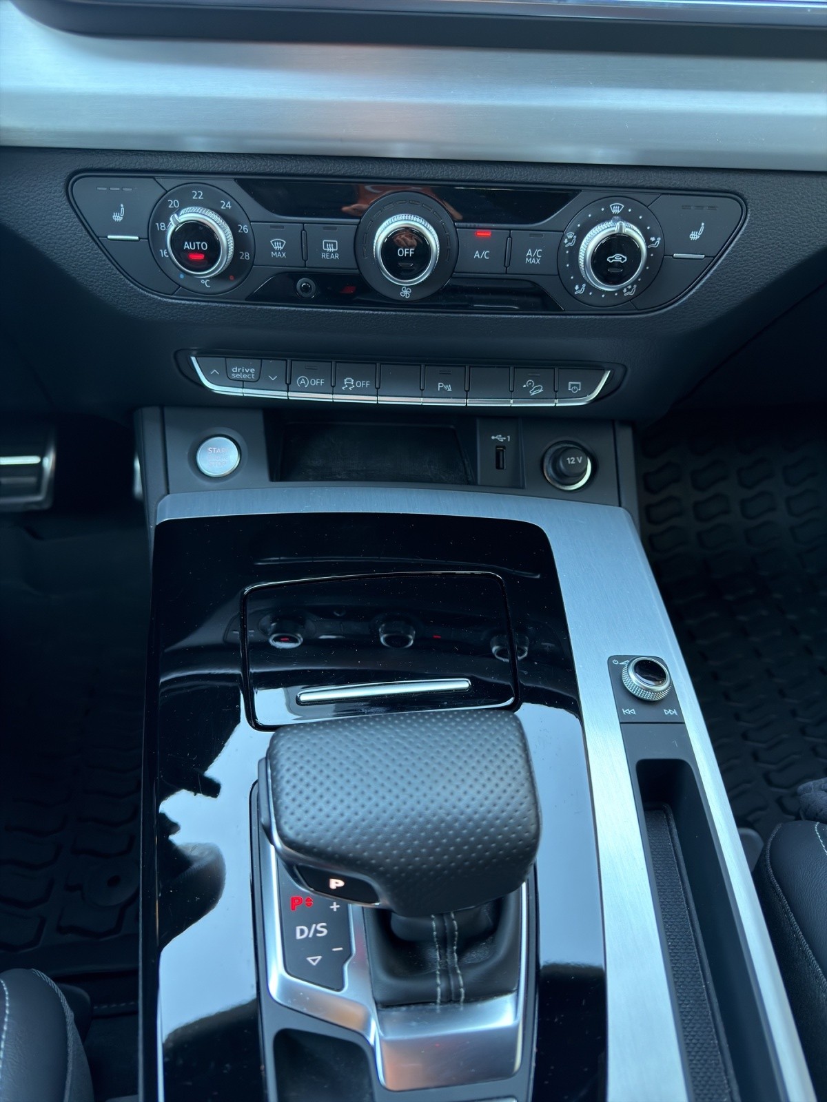 AUDI Q5 40 TFSI S line quattro S-tronic-image-8