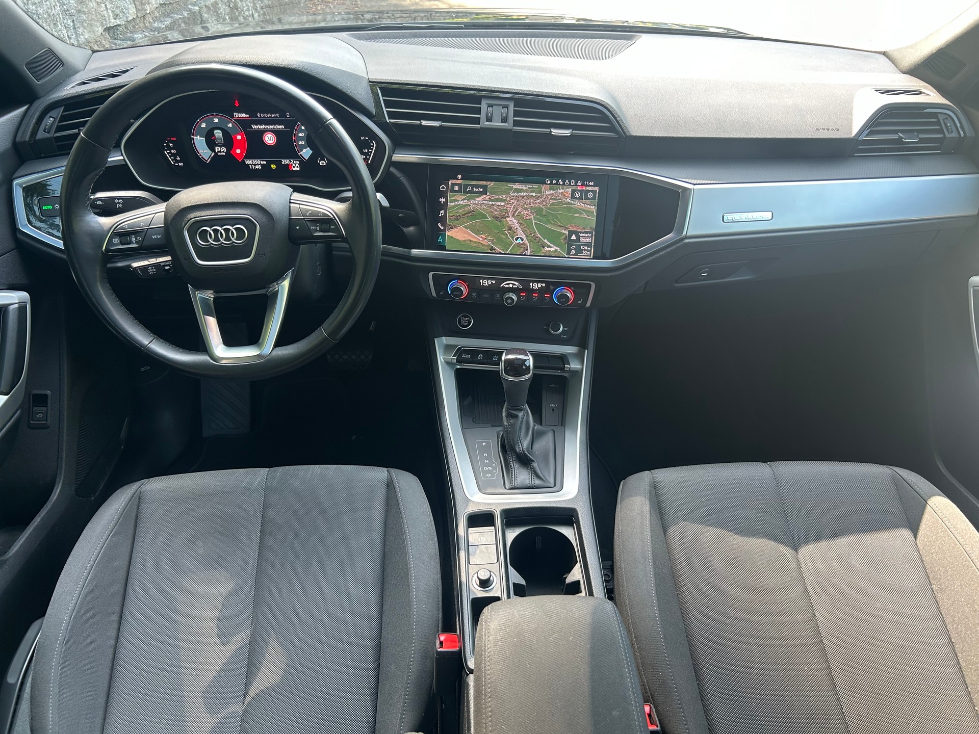 AUDI Q3 Sportback 35 TDI S line quattro-image-4