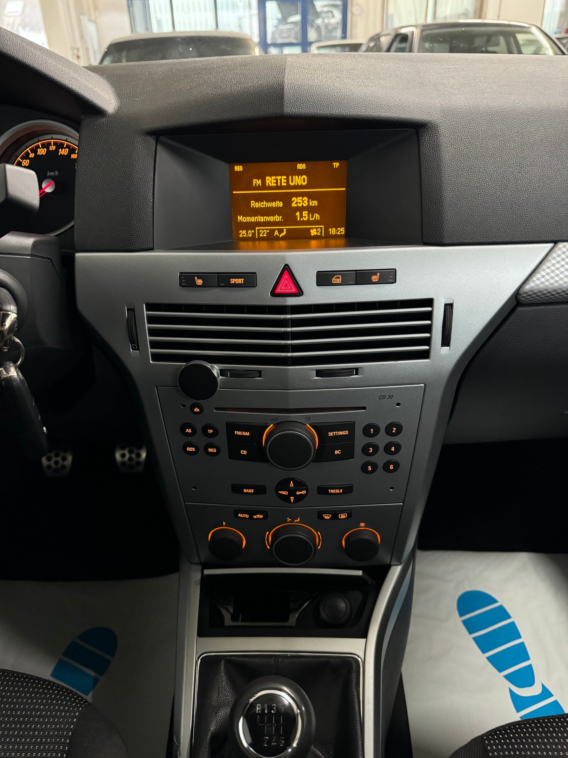 OPEL Astra GTC 2.0i 16V Turbo Sport-image-13