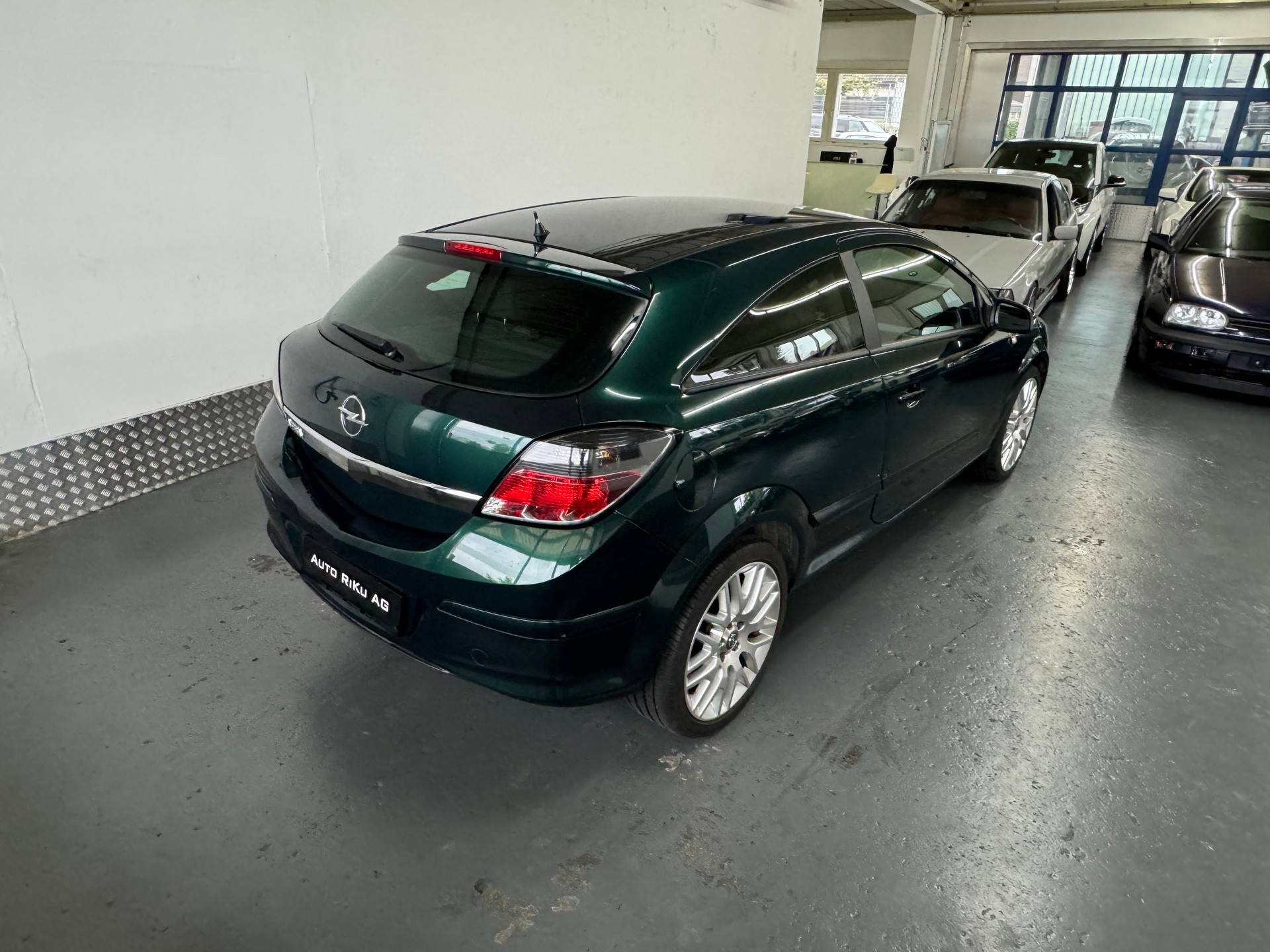 OPEL Astra GTC 2.0i 16V Turbo Sport-image-6