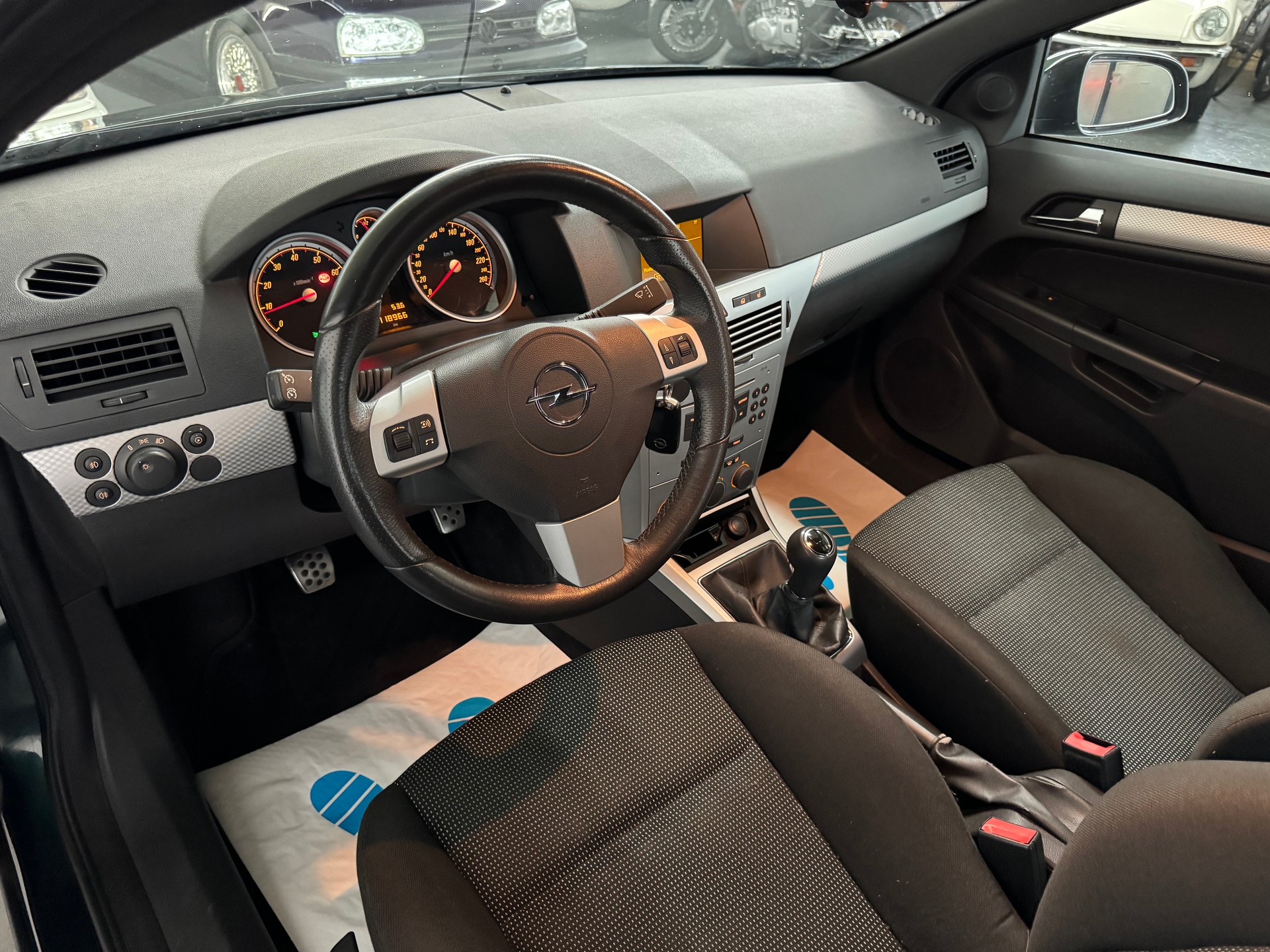 OPEL Astra GTC 2.0i 16V Turbo Sport-image-10