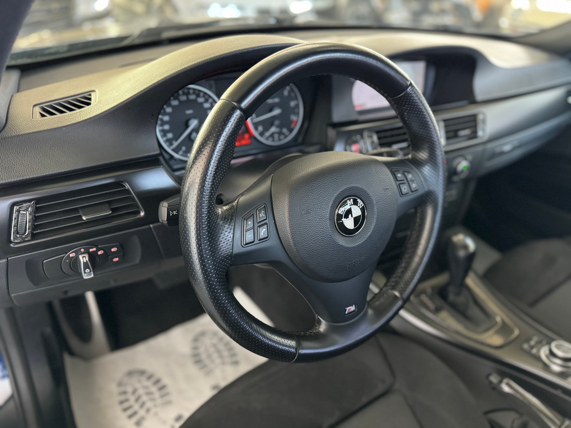 BMW 320i Touring Dynamic Edition Steptronic-image-9