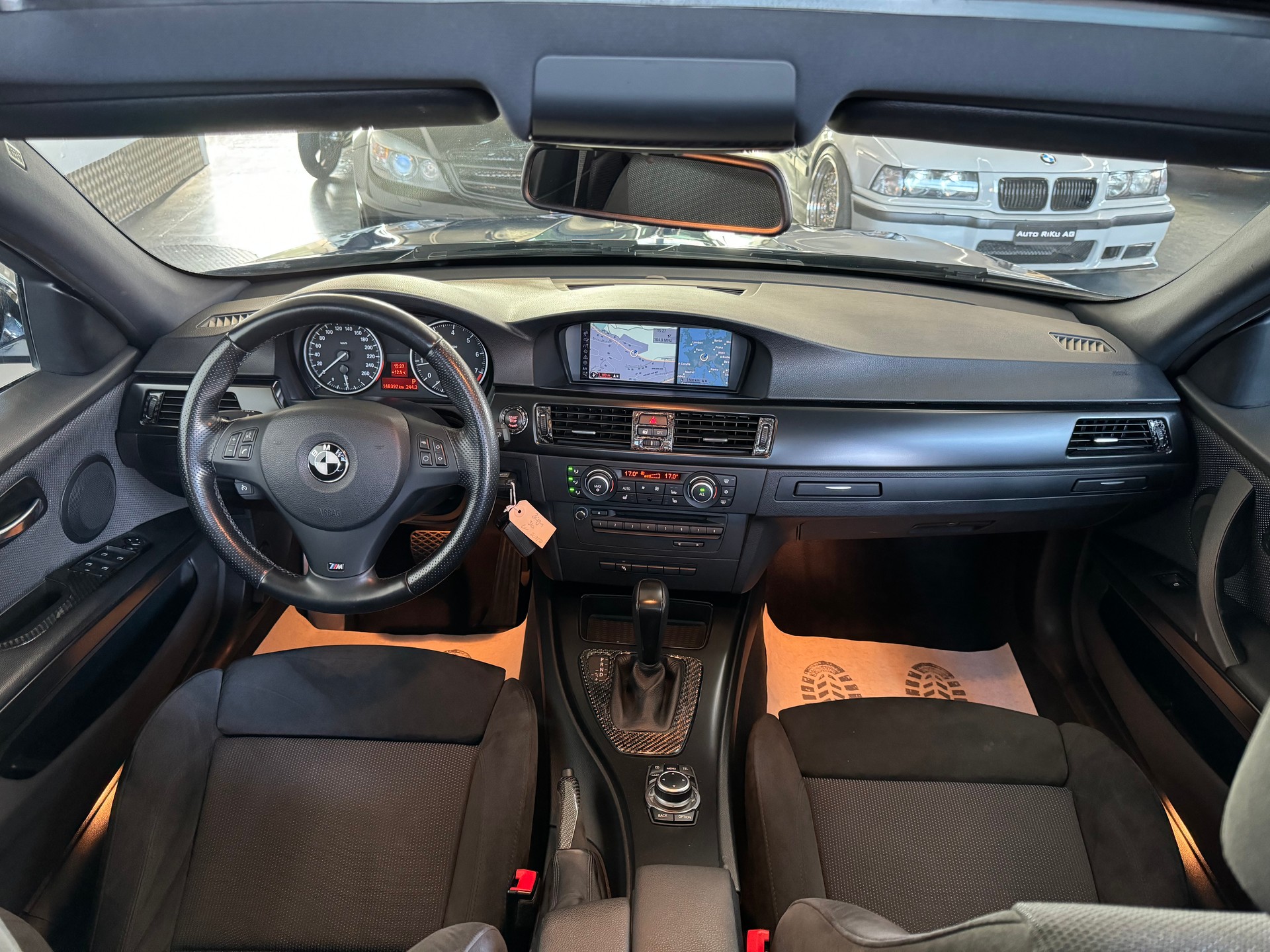 BMW 320i Touring Dynamic Edition Steptronic-image-13