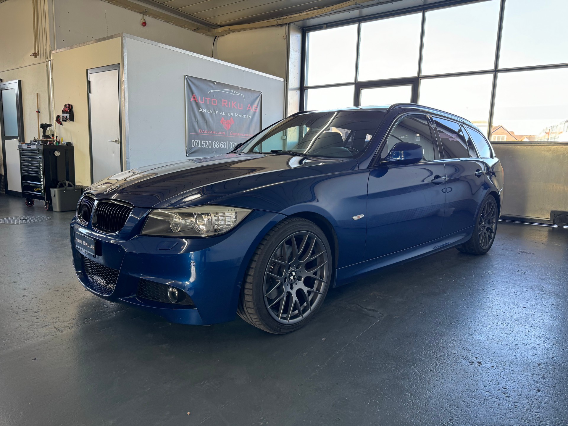 BMW 320i Touring Dynamic Edition Steptronic-image-4