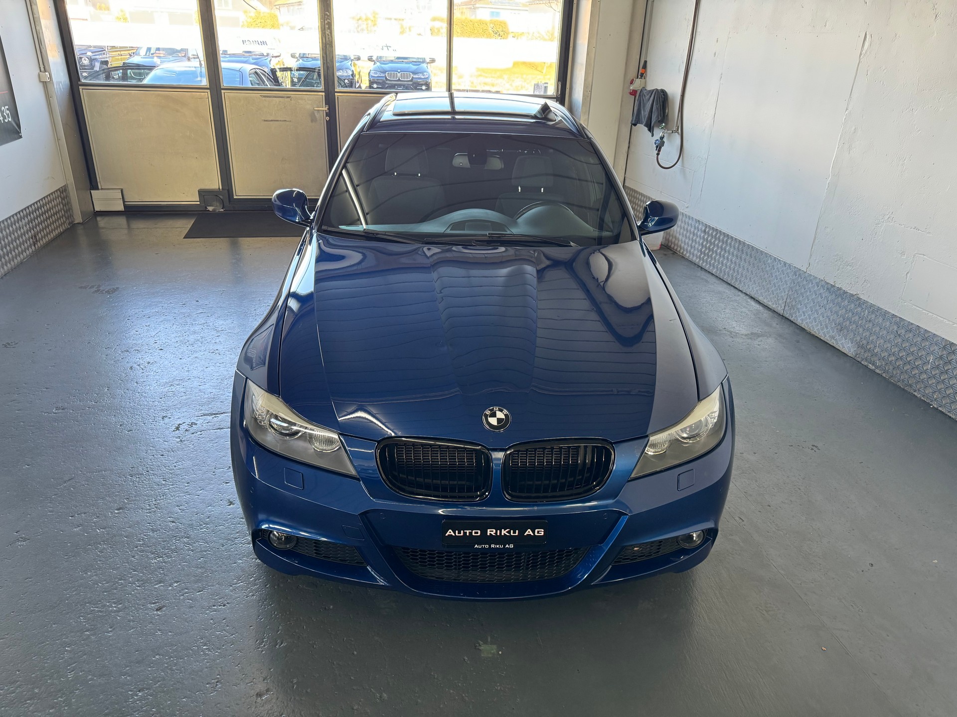 BMW 320i Touring Dynamic Edition Steptronic-image-2