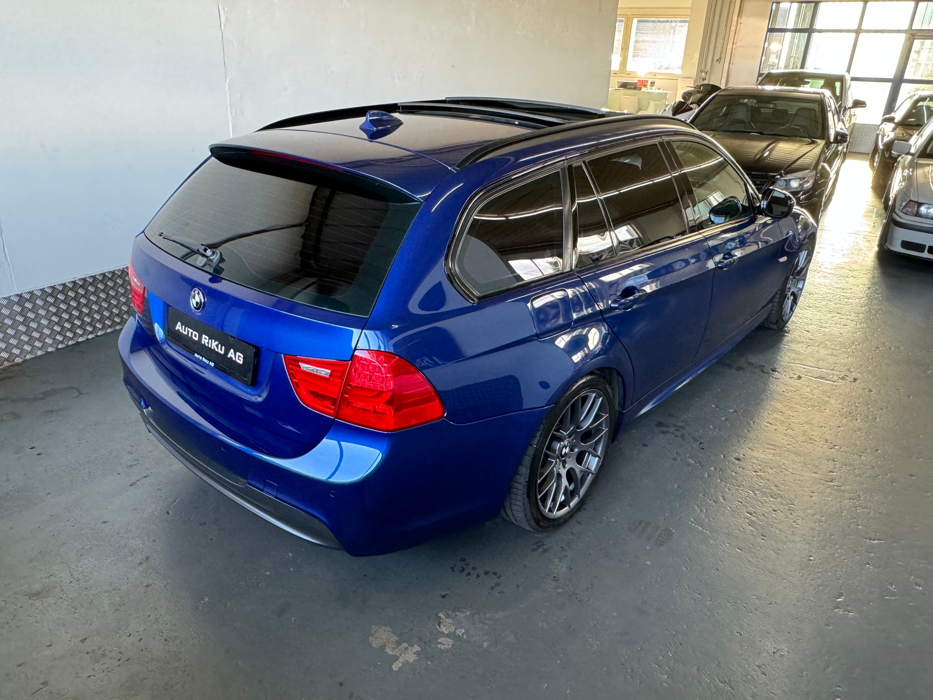 BMW 320i Touring Dynamic Edition Steptronic-image-7