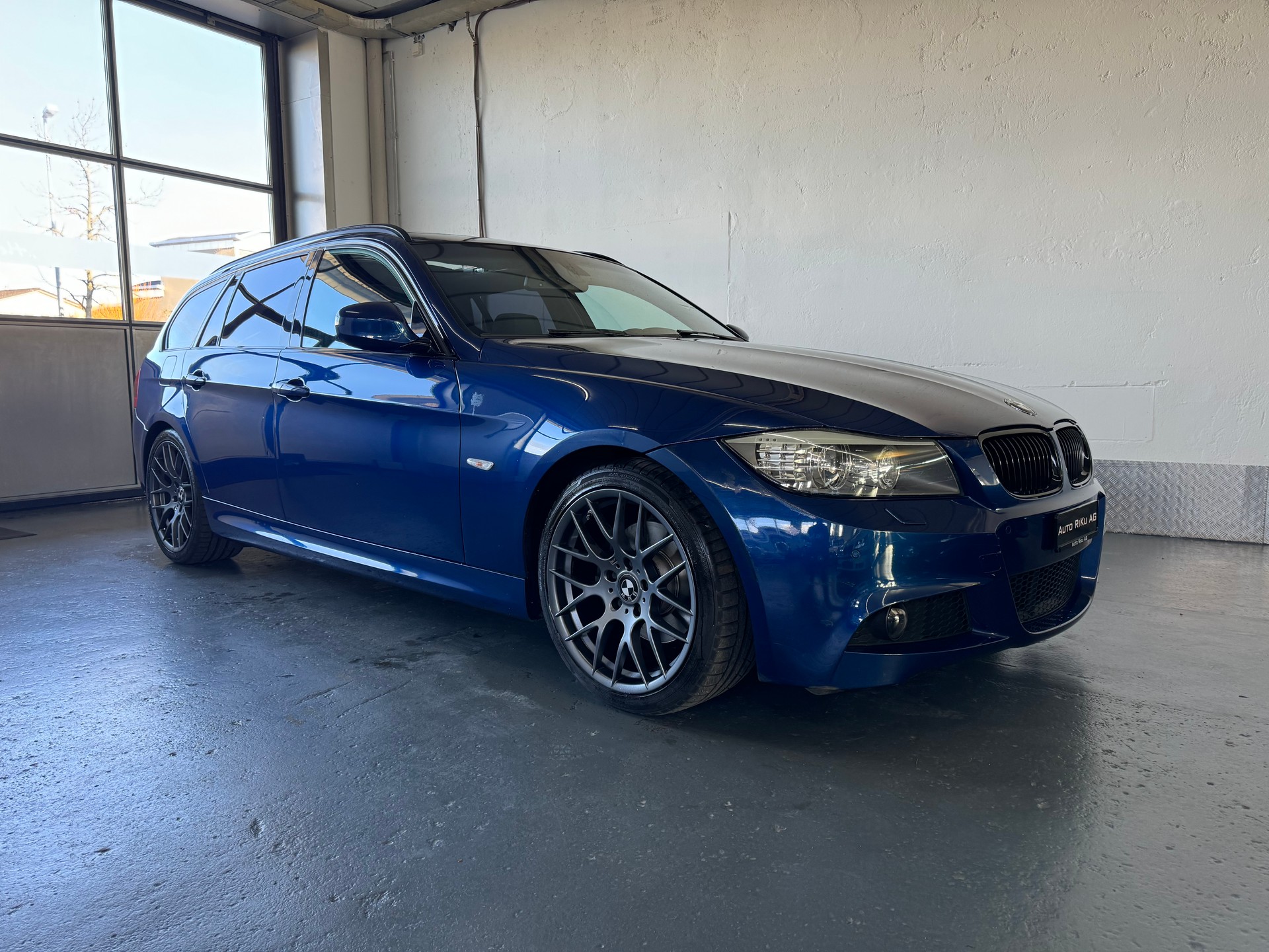 BMW 320i Touring Dynamic Edition Steptronic-image-1
