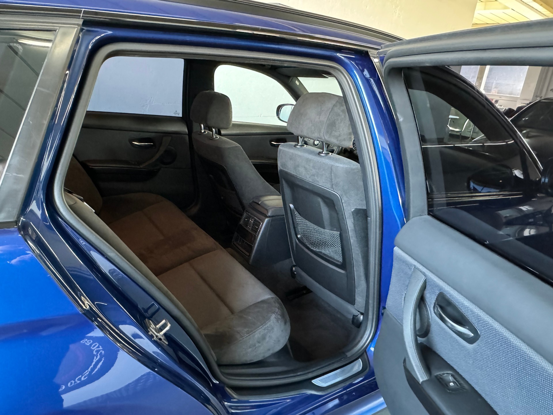 BMW 320i Touring Dynamic Edition Steptronic-image-19