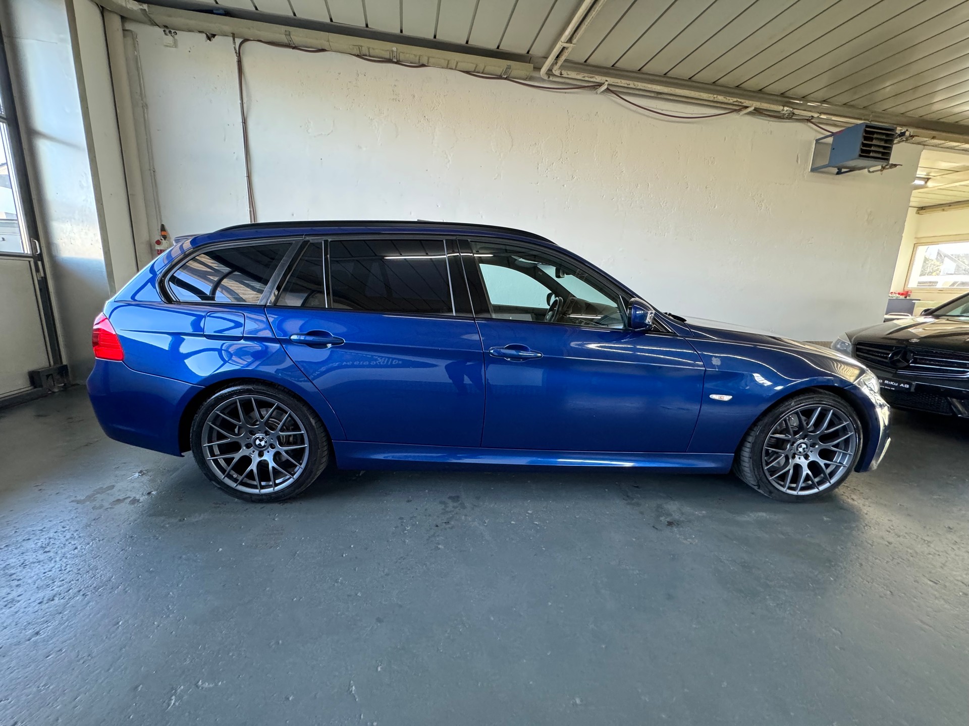BMW 320i Touring Dynamic Edition Steptronic-image-6