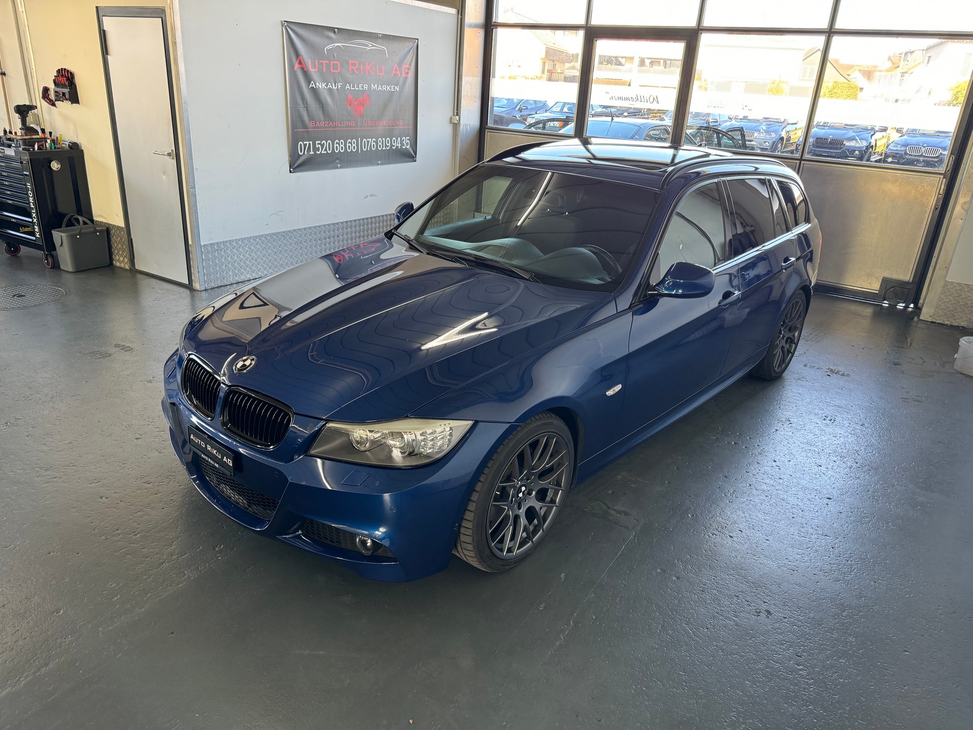 BMW 320i Touring Dynamic Edition Steptronic-image-3