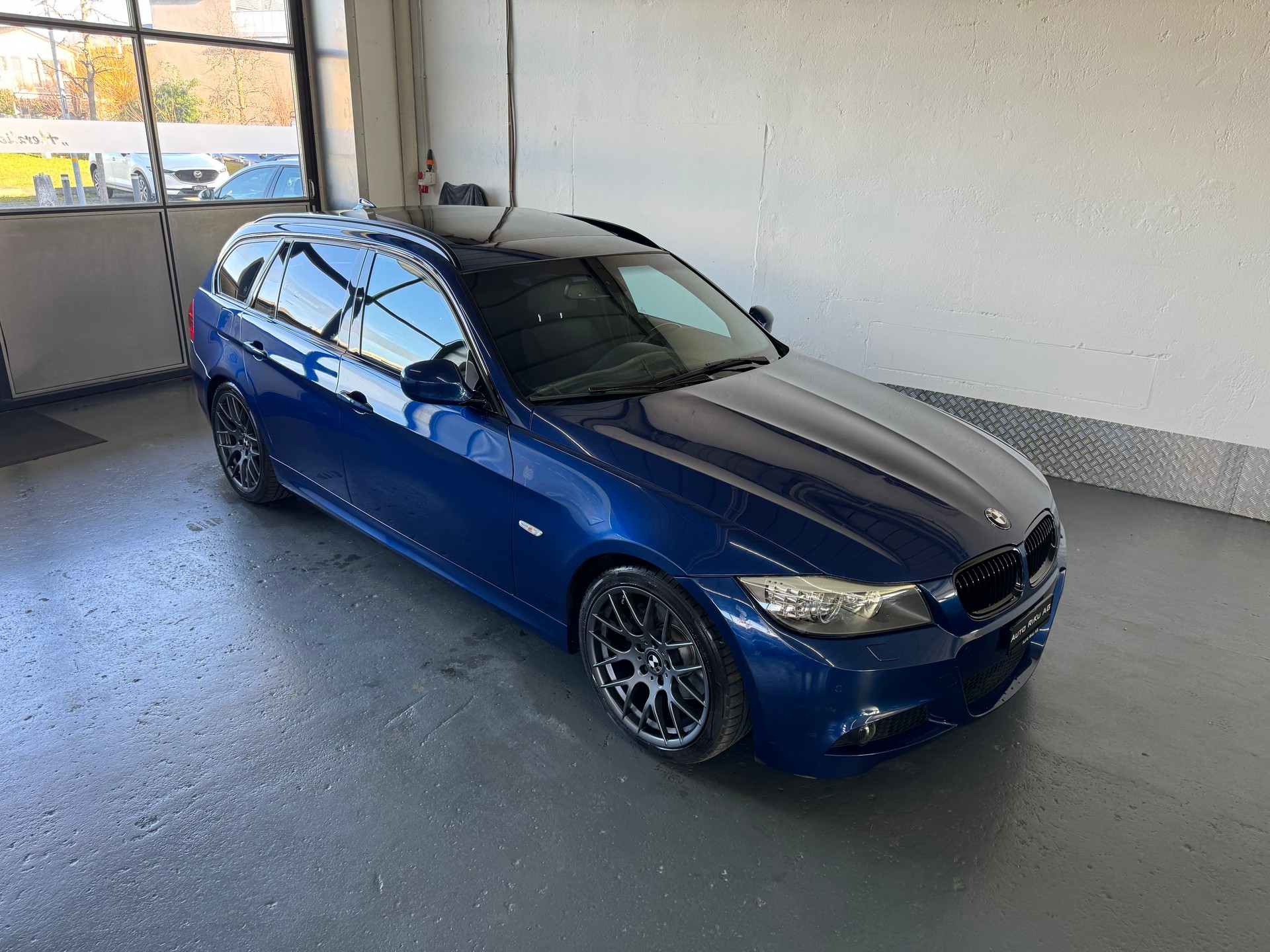 BMW 320i Touring Dynamic Edition Steptronic-image-0