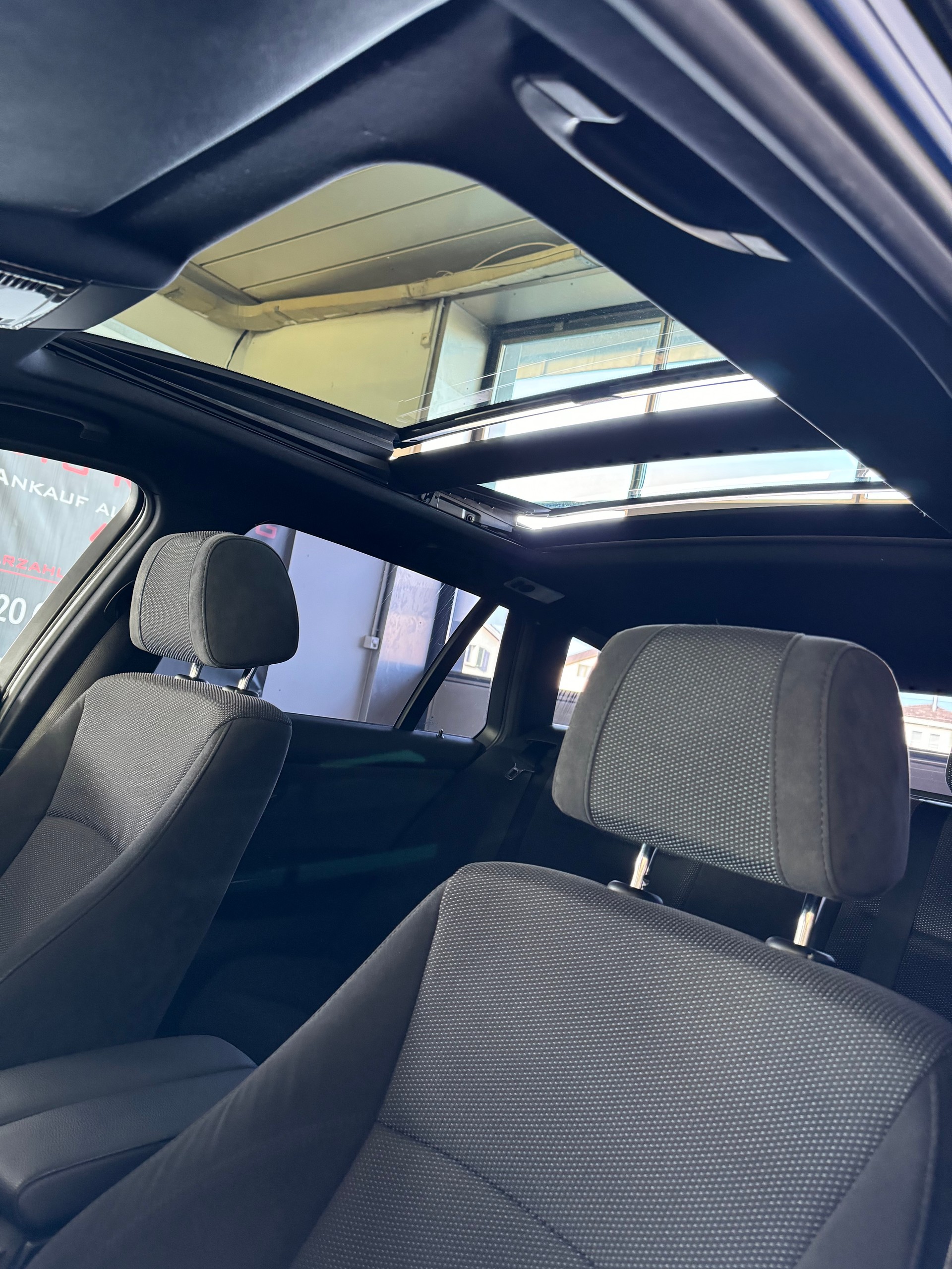 BMW 320i Touring Dynamic Edition Steptronic-image-12