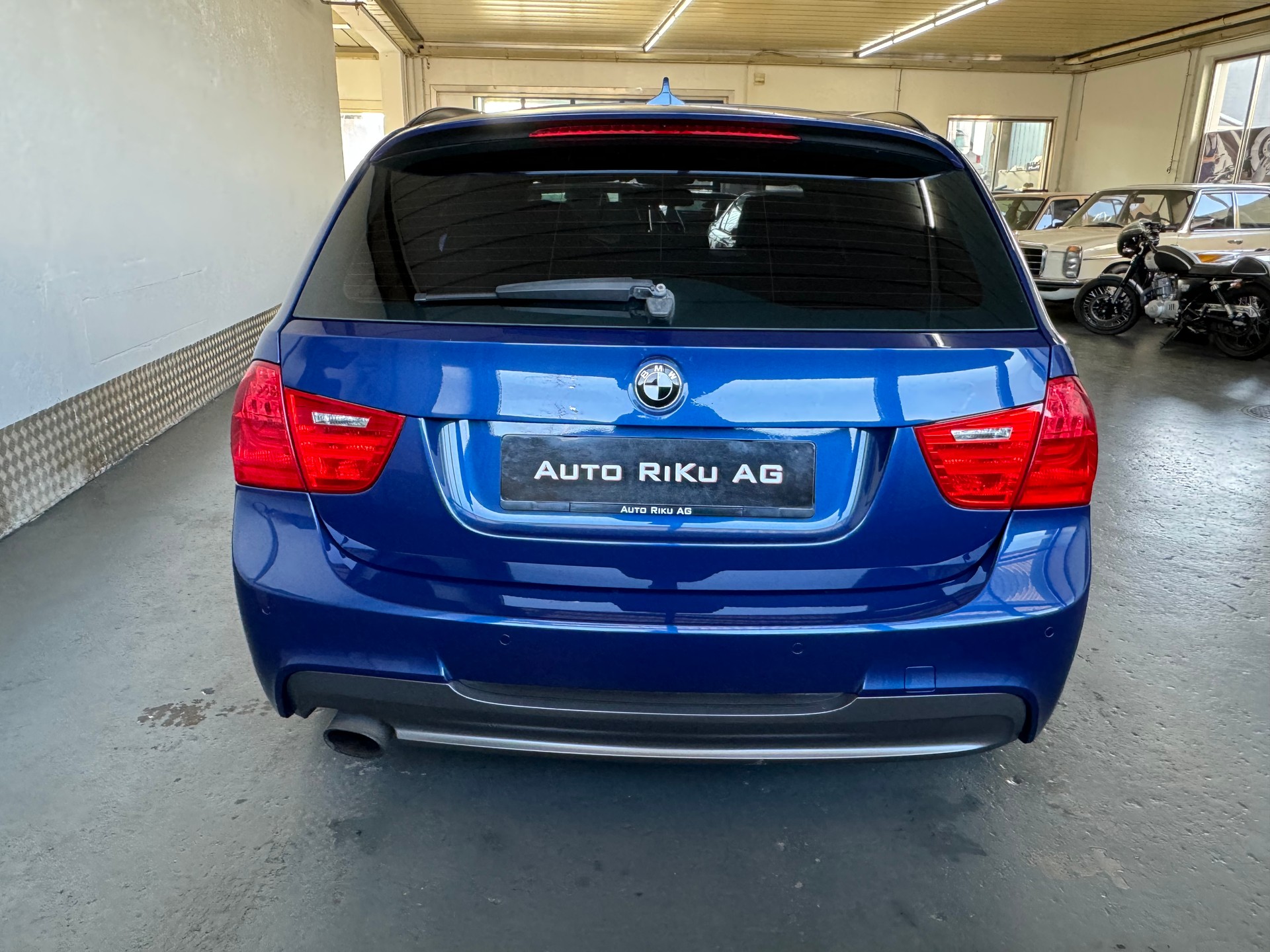 BMW 320i Touring Dynamic Edition Steptronic-image-8