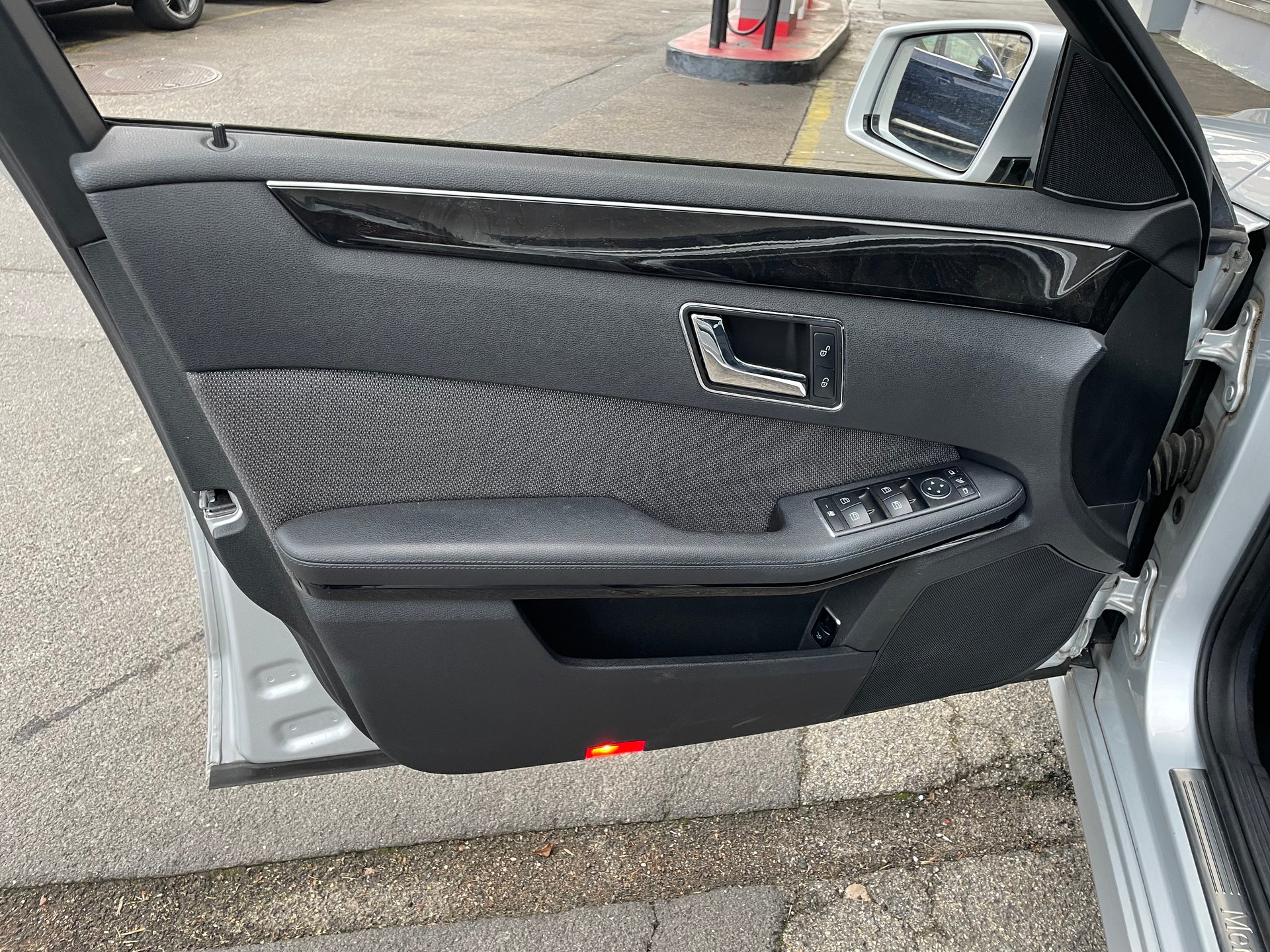 MERCEDES-BENZ E 250 CGI BlueEfficiency Avantgarde Automatic-image-6