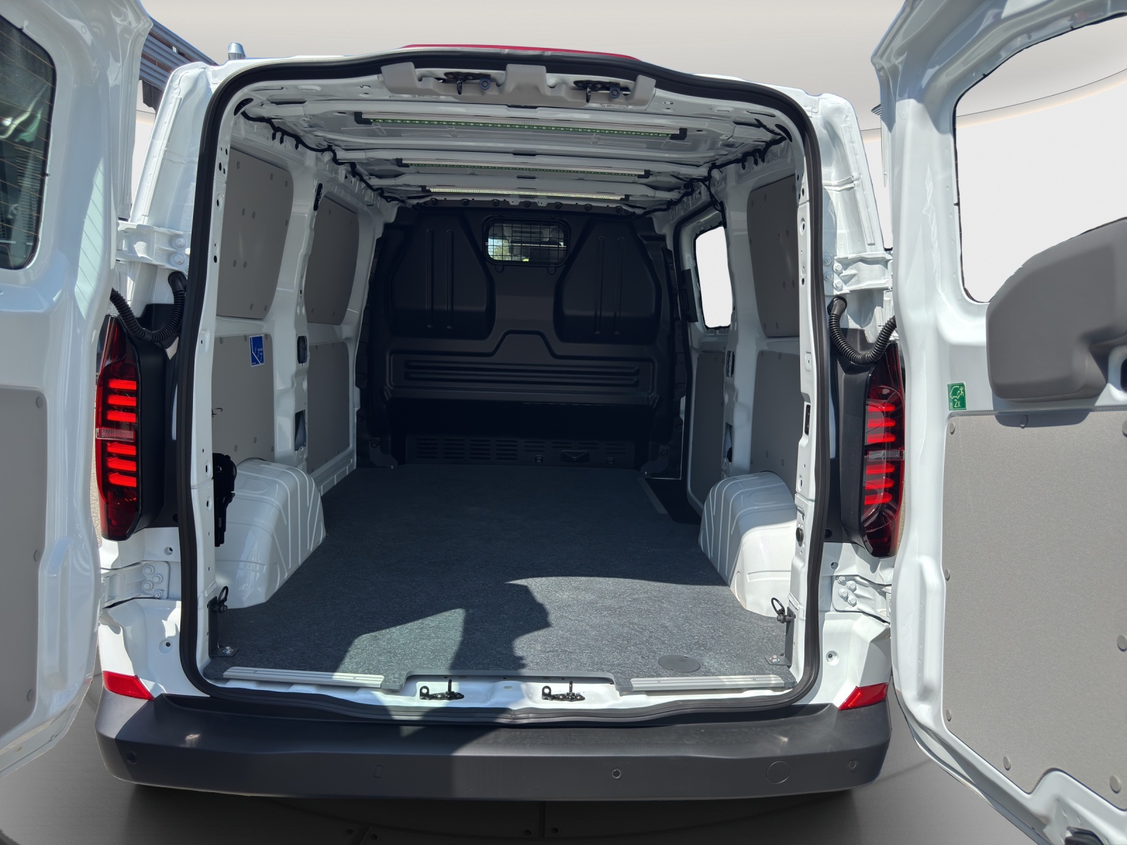 VW Transporter 2.0 TDI-image-13