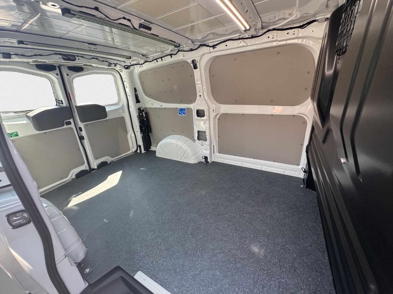 VW Transporter 2.0 TDI-image-12