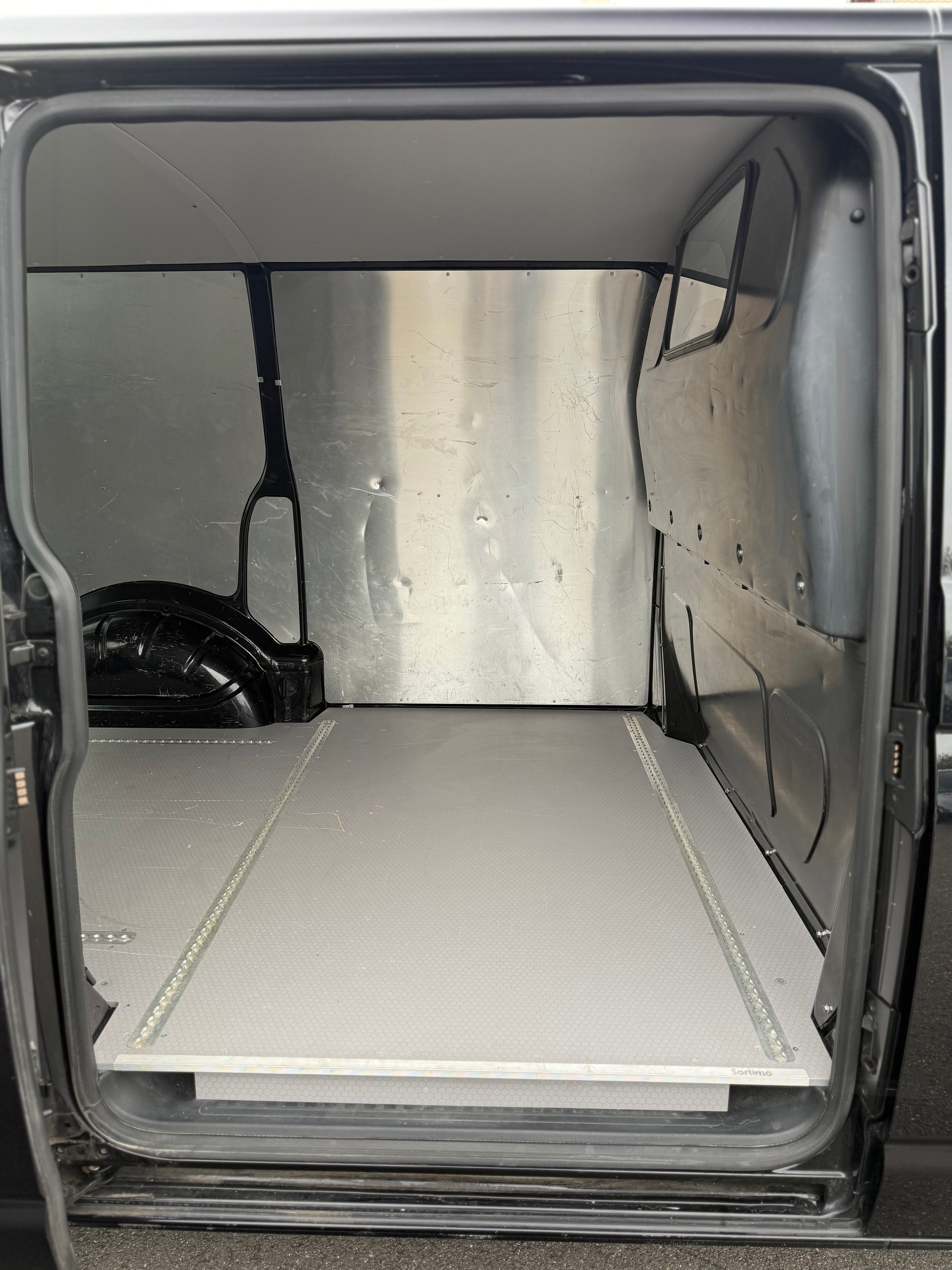VW T6.1 2.0 TDI DSG / Aménagement habillage aluminium "Sortimo" Walter Rüegg SA-image-15