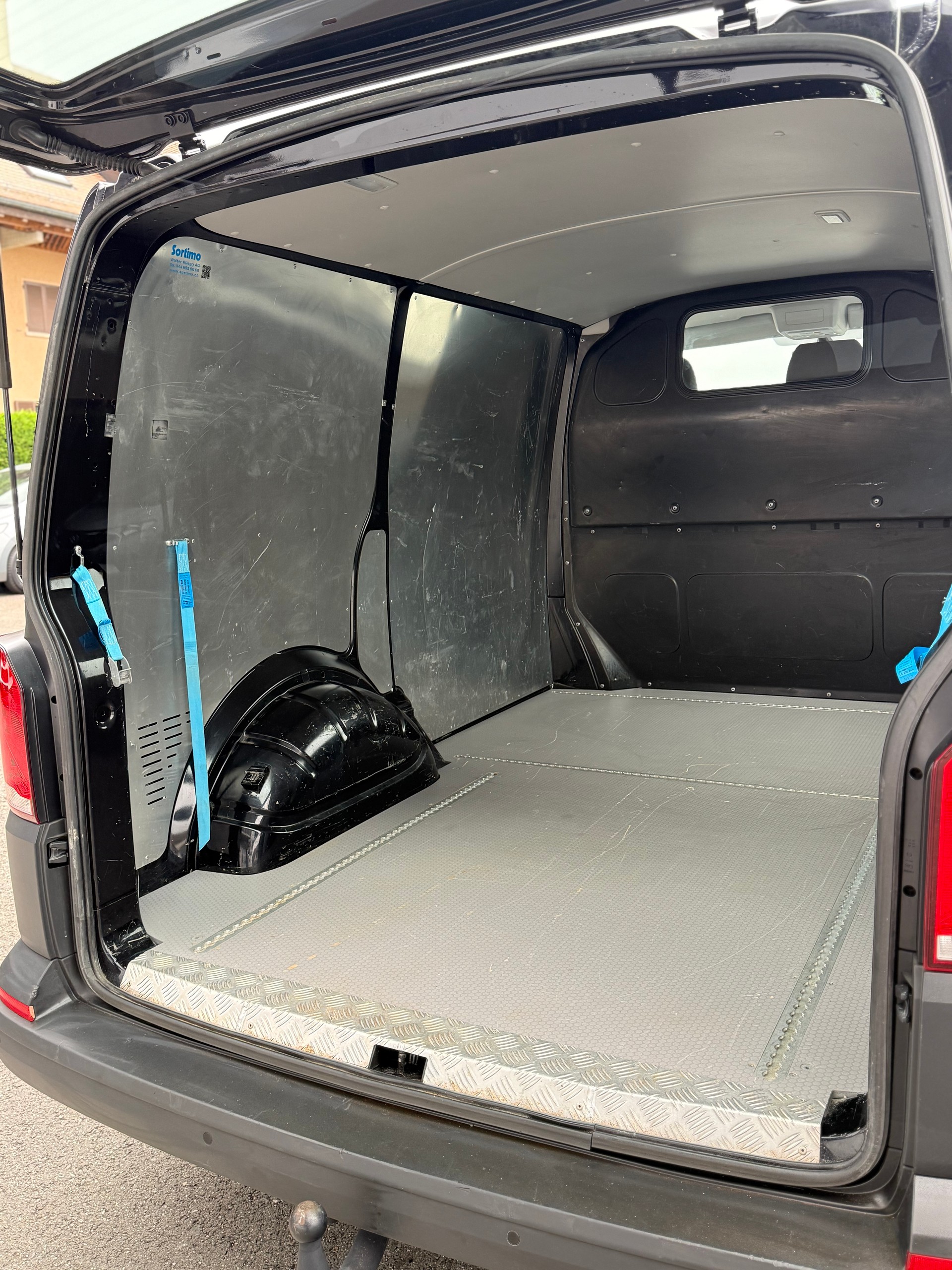 VW T6.1 2.0 TDI DSG / Aménagement habillage aluminium "Sortimo" Walter Rüegg SA-image-12