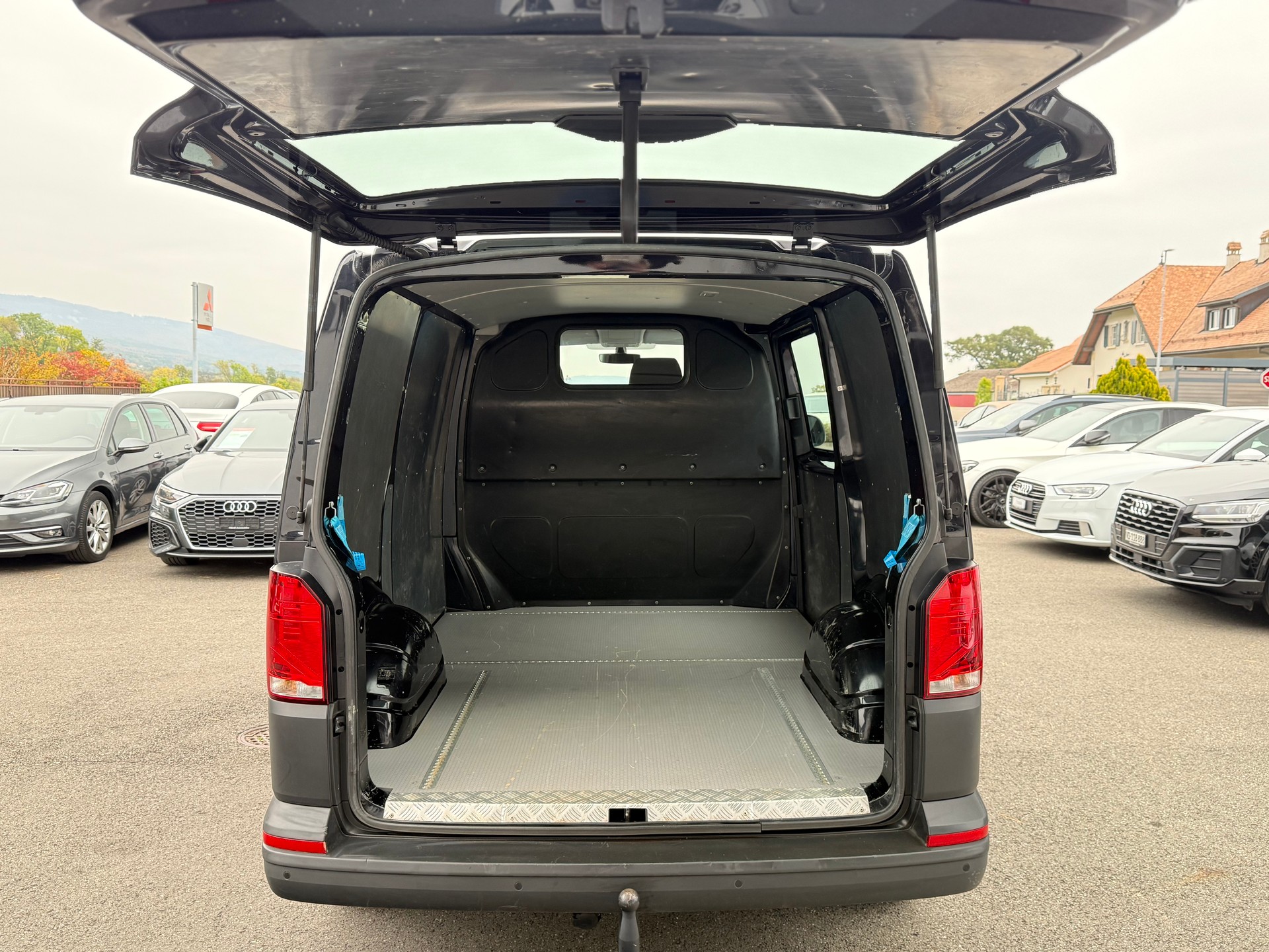 VW T6.1 2.0 TDI DSG / Aménagement habillage aluminium "Sortimo" Walter Rüegg SA-image-11