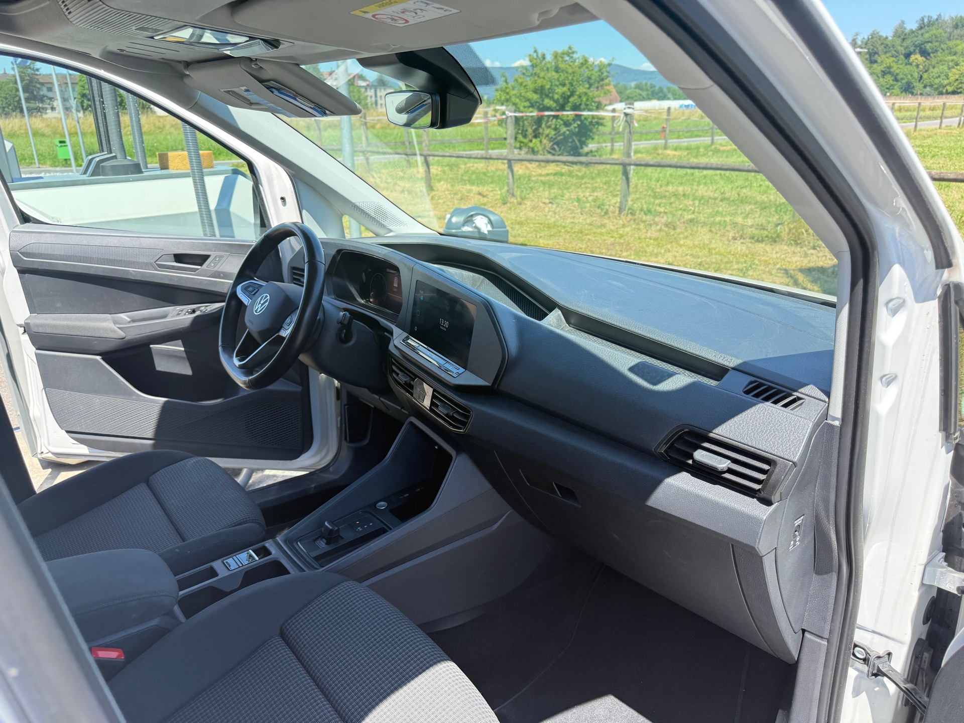 VW Caddy 2.0 TDI DSG-image-23
