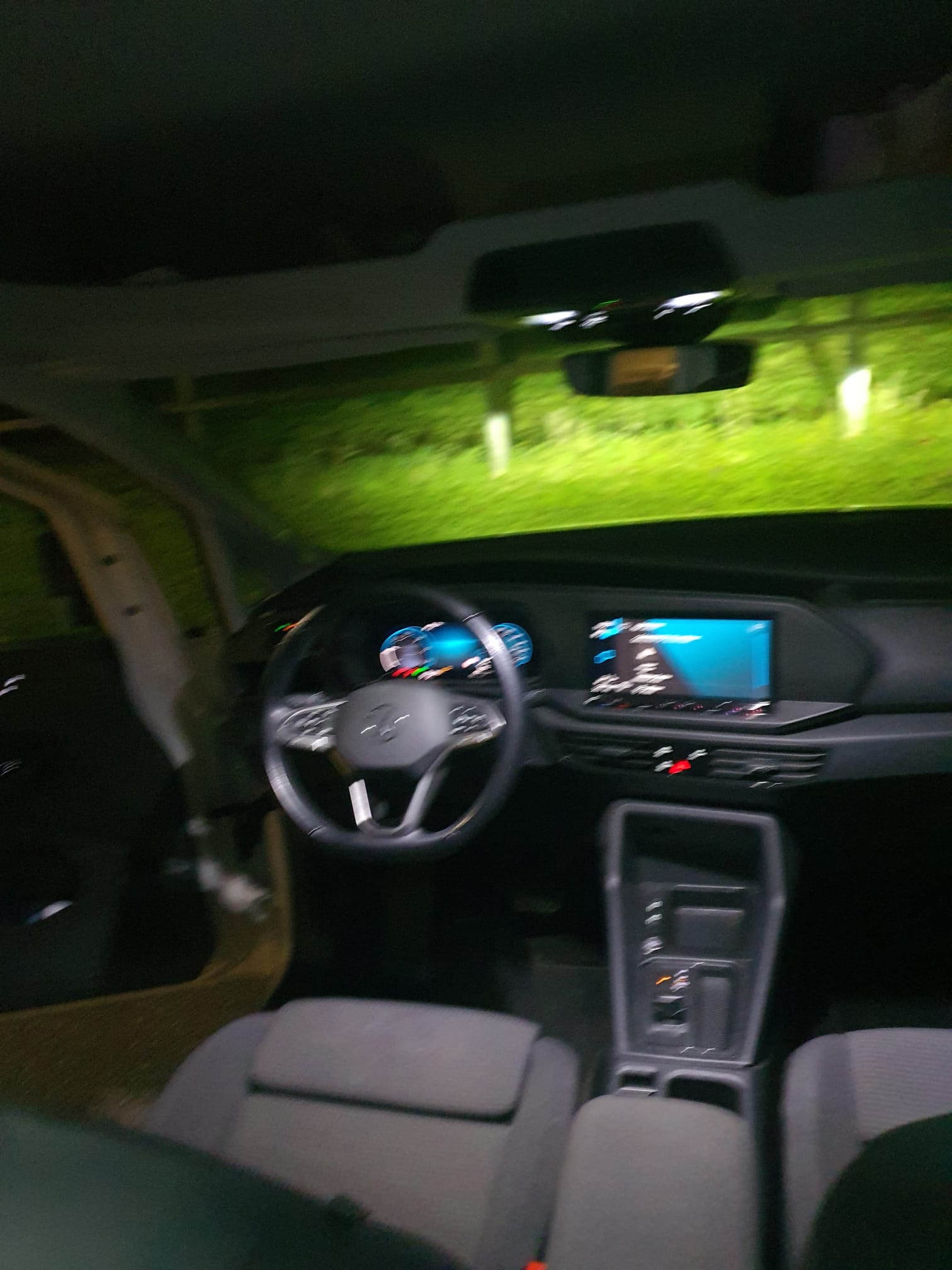 VW Caddy 2.0 TDI DSG-image-9