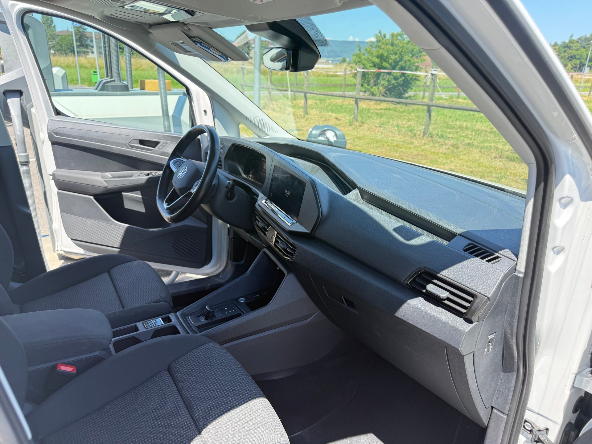 VW Caddy 2.0 TDI DSG-image-22