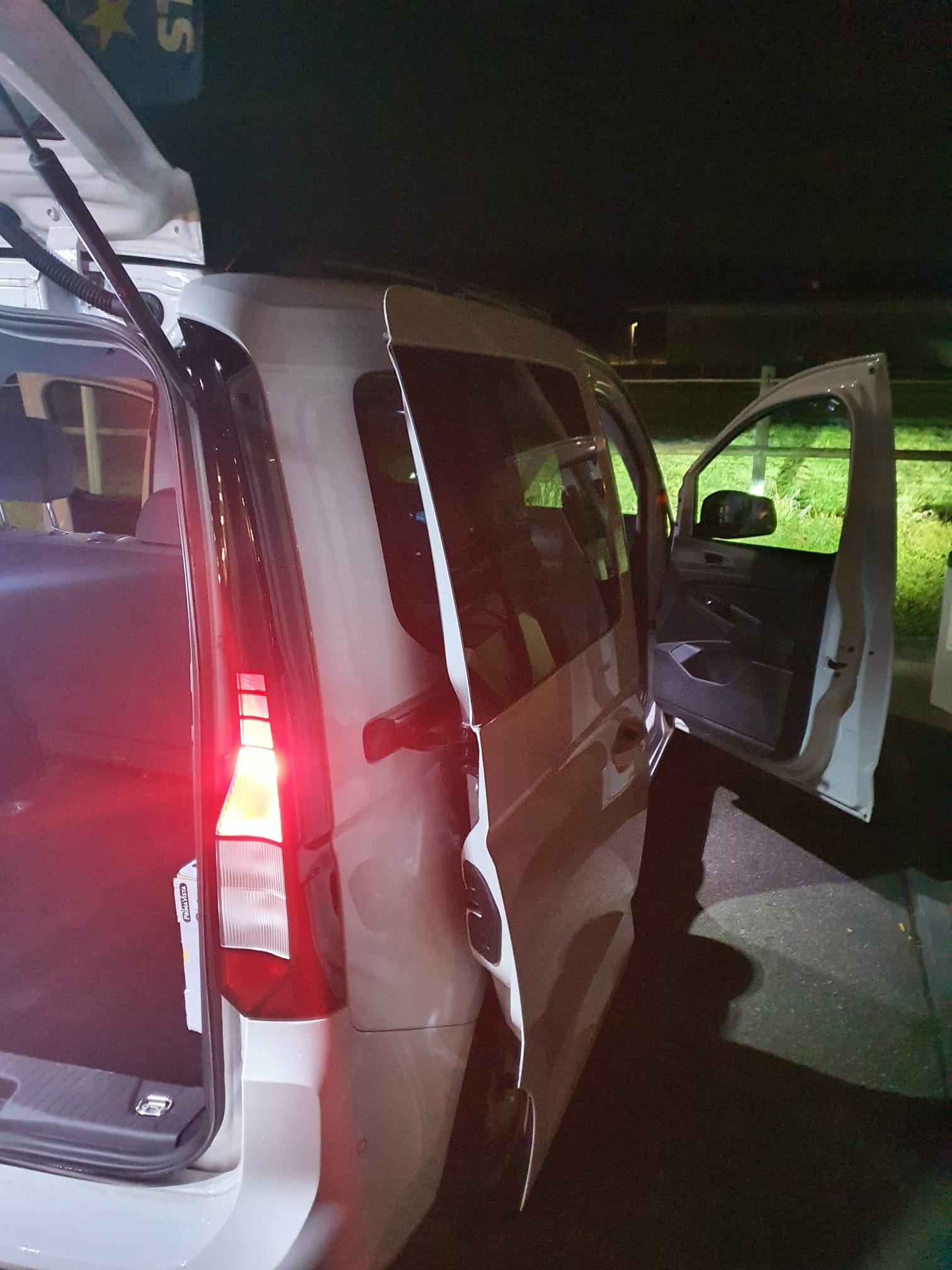 VW Caddy 2.0 TDI DSG-image-10