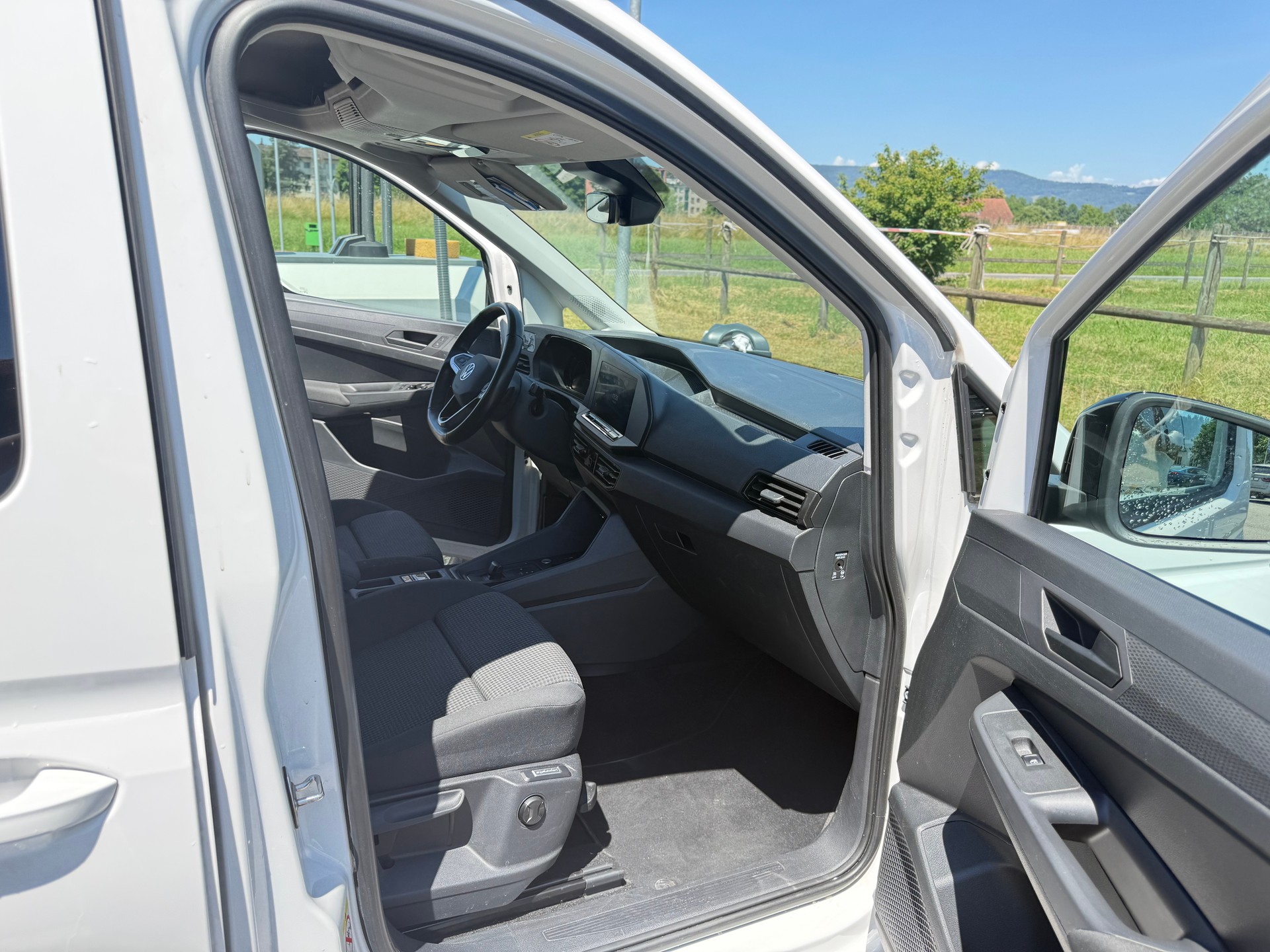 VW Caddy 2.0 TDI DSG-image-21