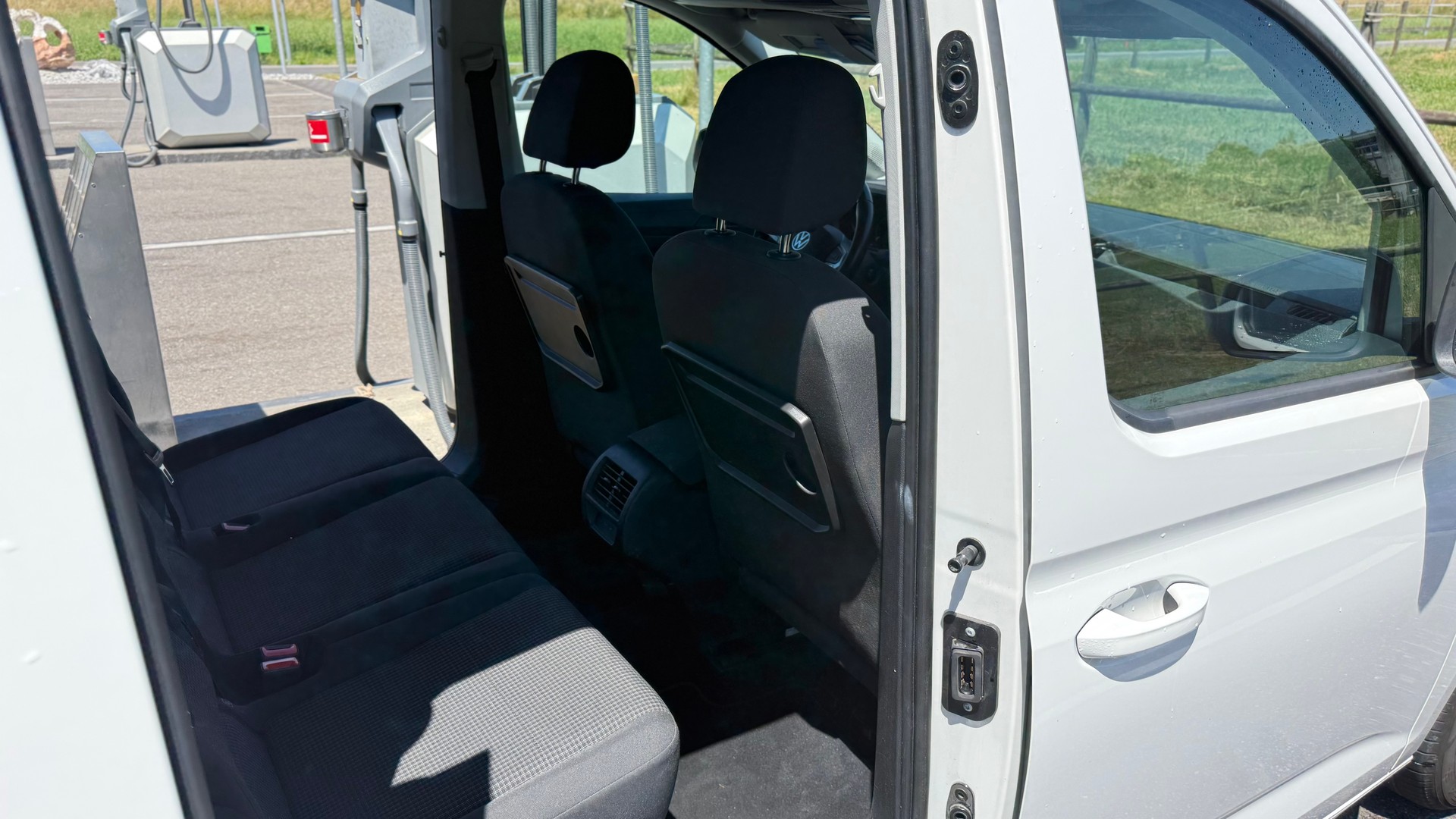 VW Caddy 2.0 TDI DSG-image-24