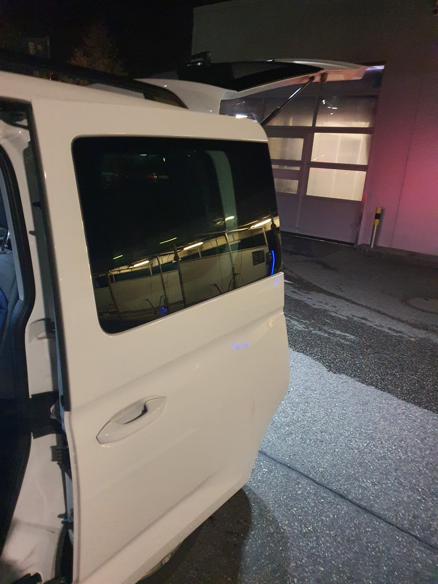 VW Caddy 2.0 TDI DSG-image-12