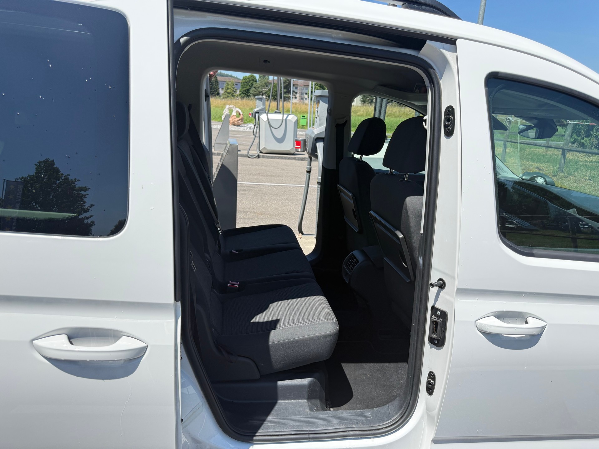 VW Caddy 2.0 TDI DSG-image-25