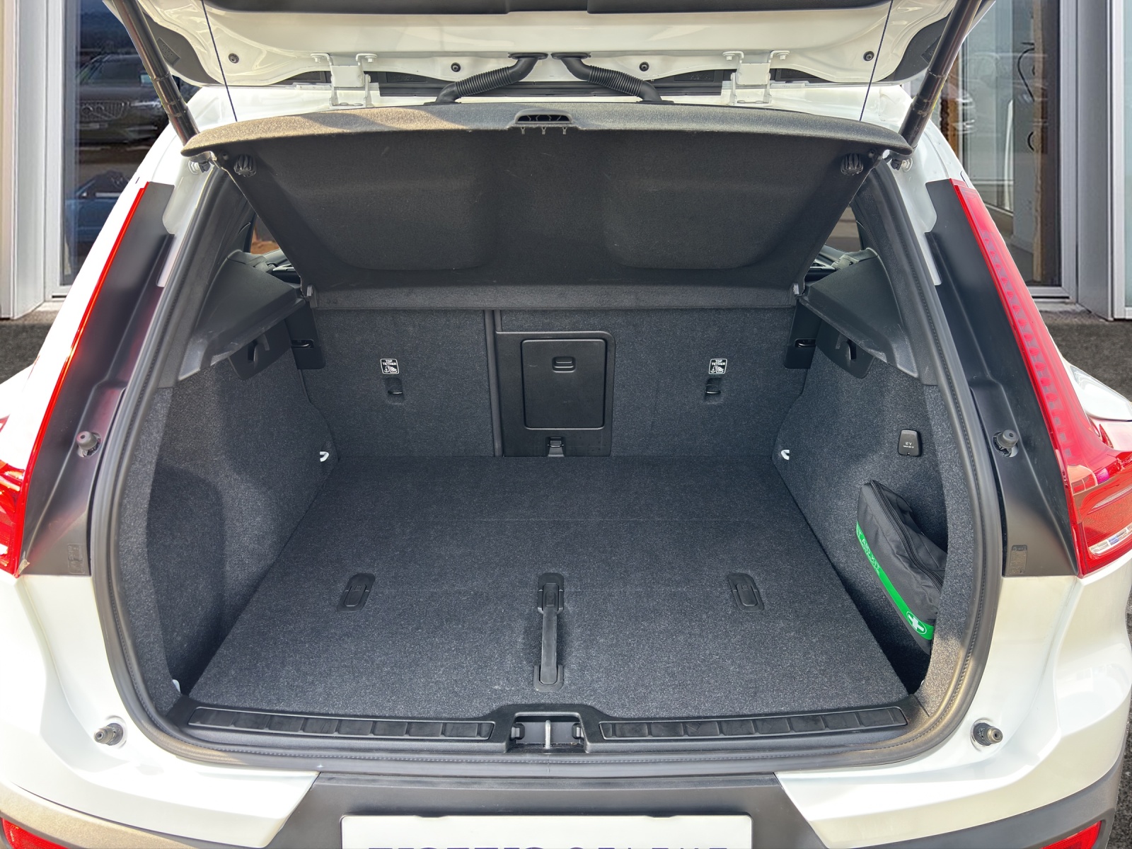 VOLVO XC40 2.0 B4 MH Plus Dark-image-6
