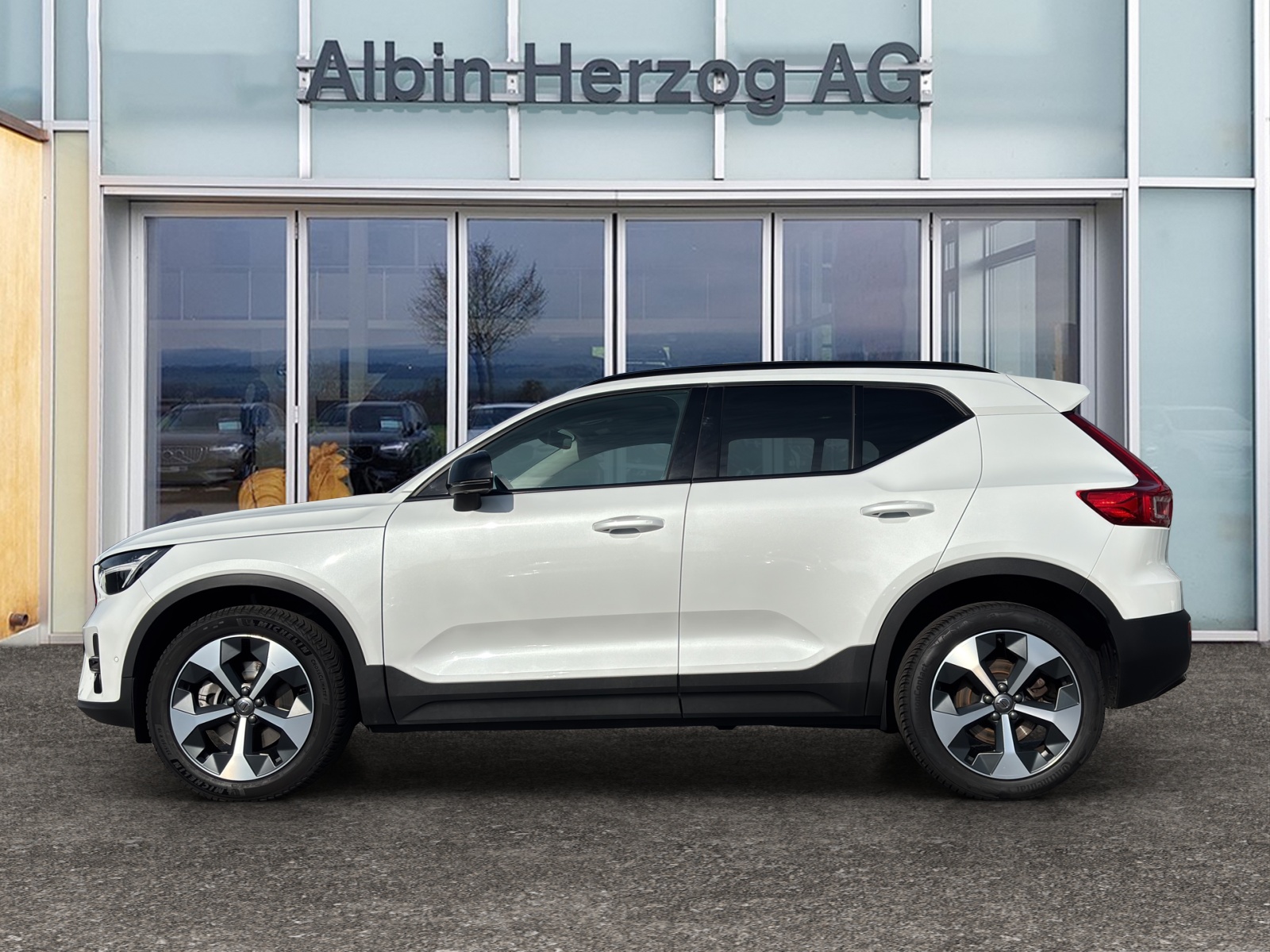 VOLVO XC40 2.0 B4 MH Plus Dark-showroom-element-1