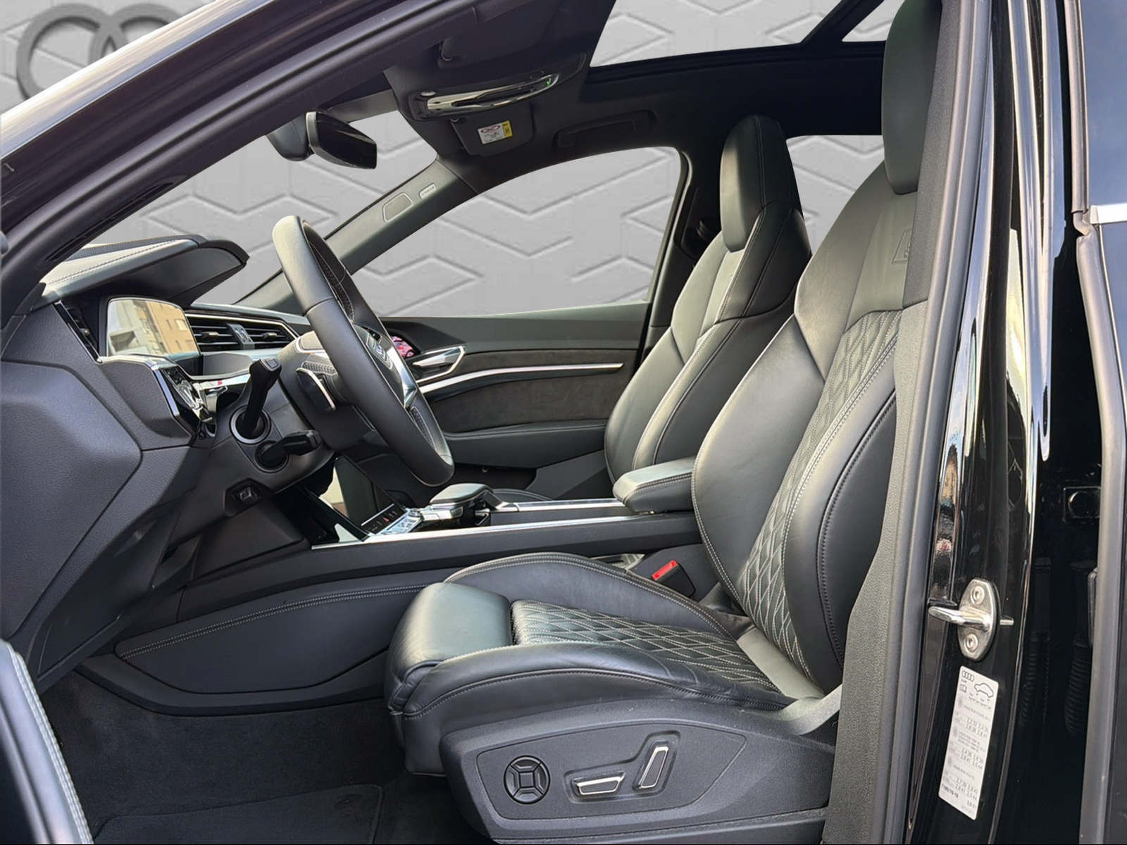 AUDI e-tron 55 Sportback S Line quattro-image-10