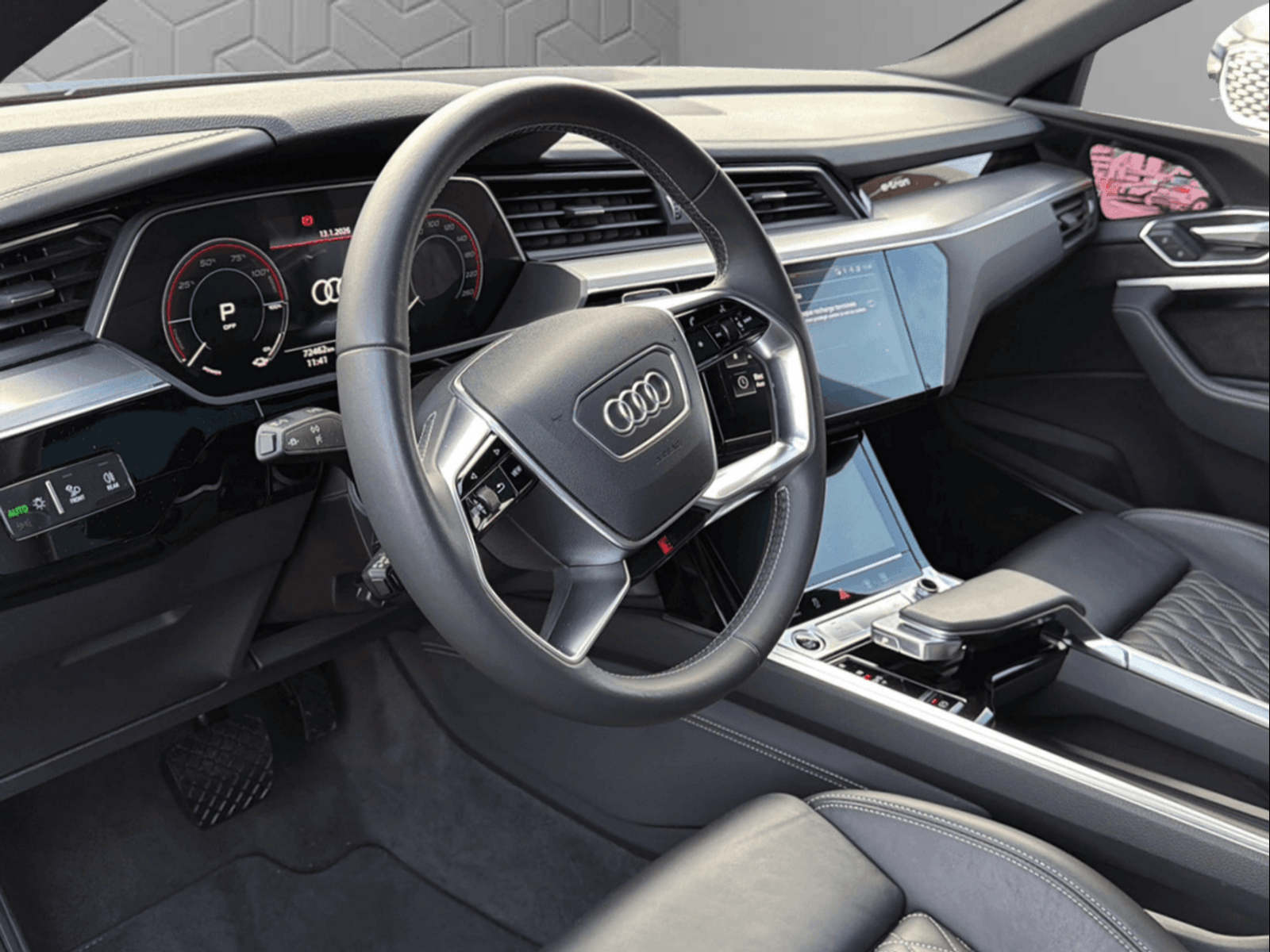 AUDI e-tron 55 Sportback S Line quattro-image-11