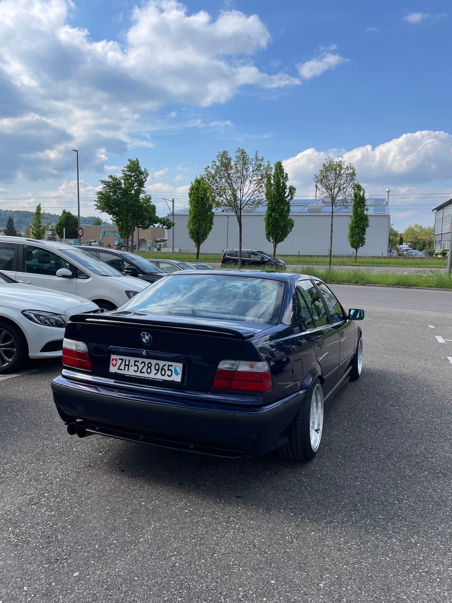 BMW 318i Sport Edition-image-3