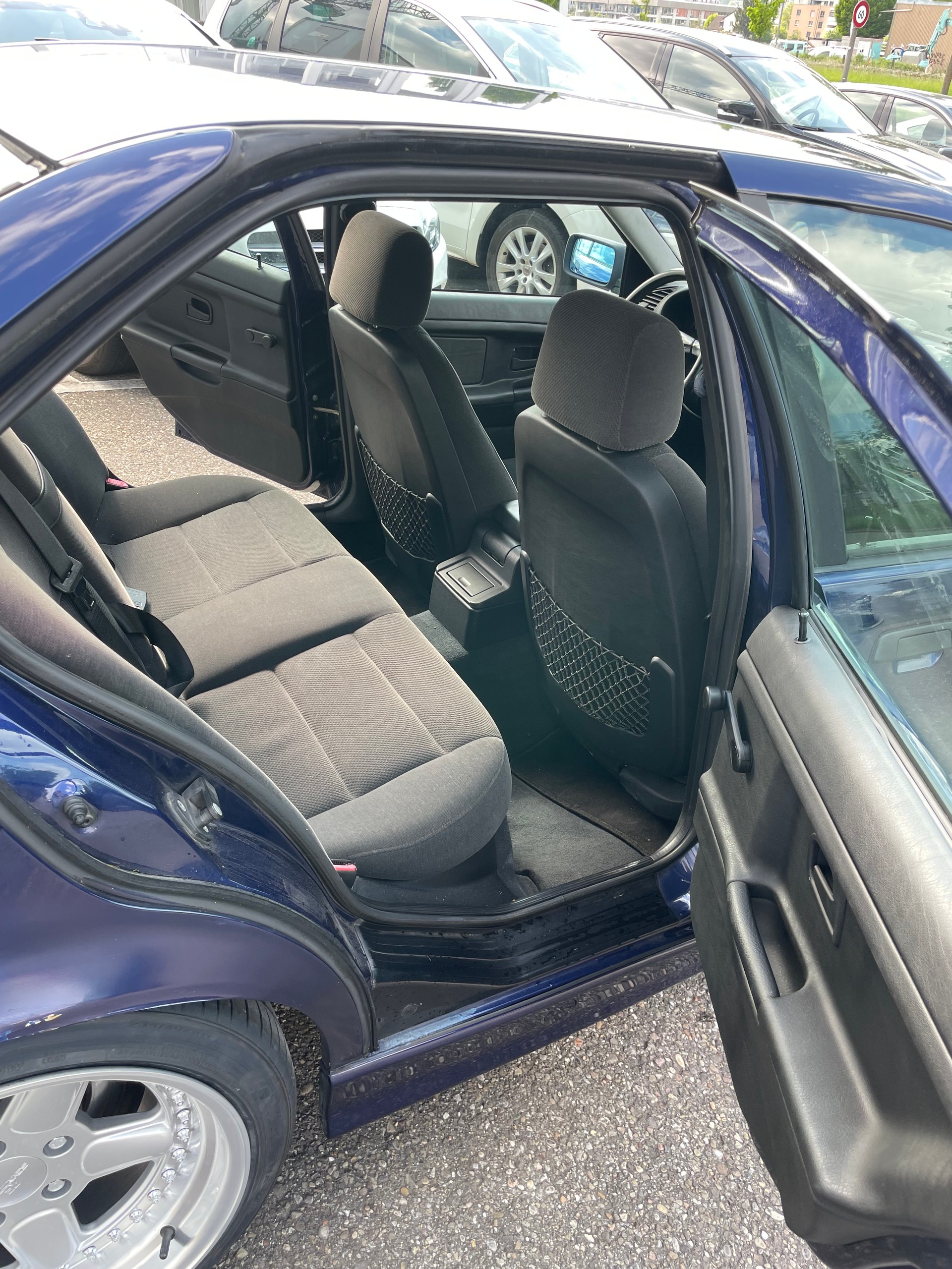 BMW 318i Sport Edition-image-6