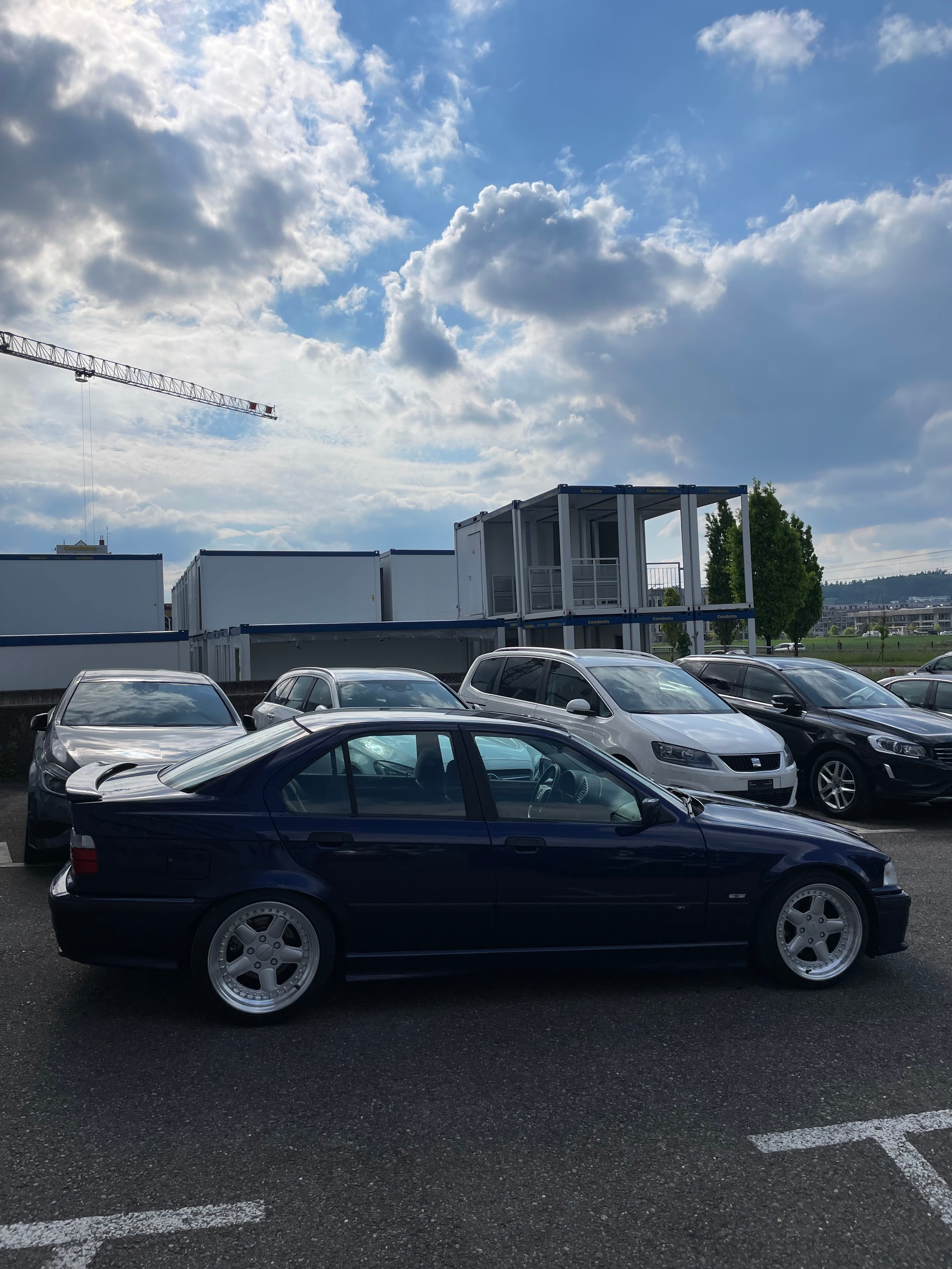 BMW 318i Sport Edition-image-2