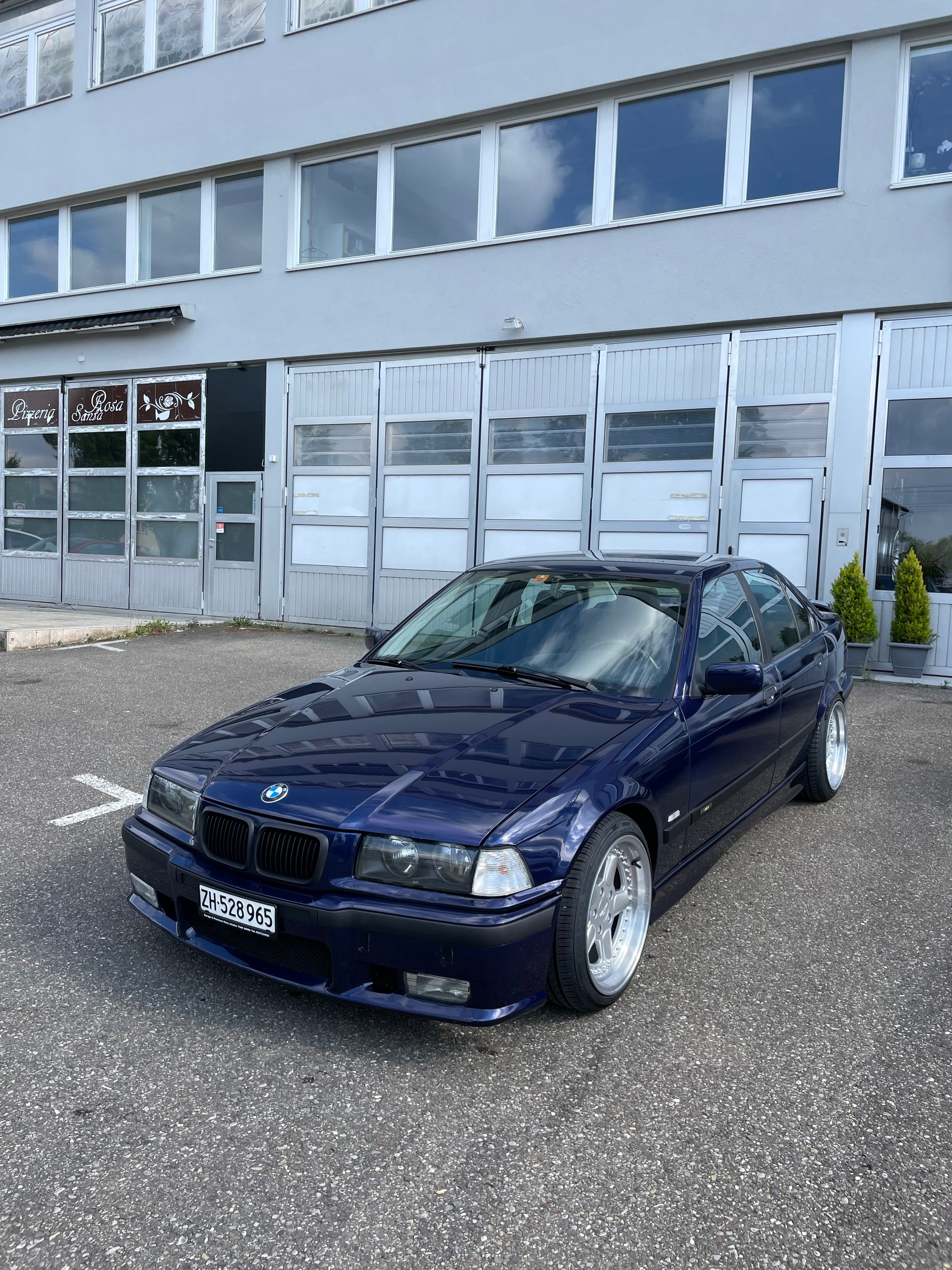BMW 318i Sport Edition-image-1