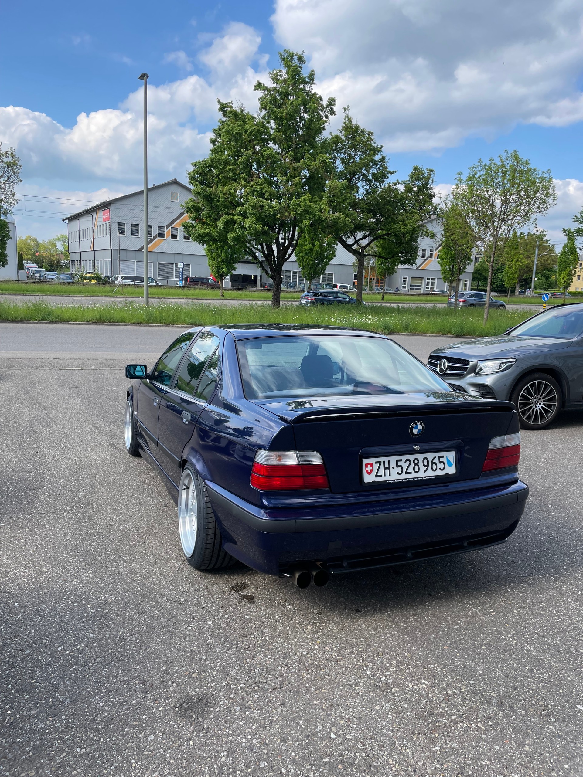 BMW 318i Sport Edition-image-4